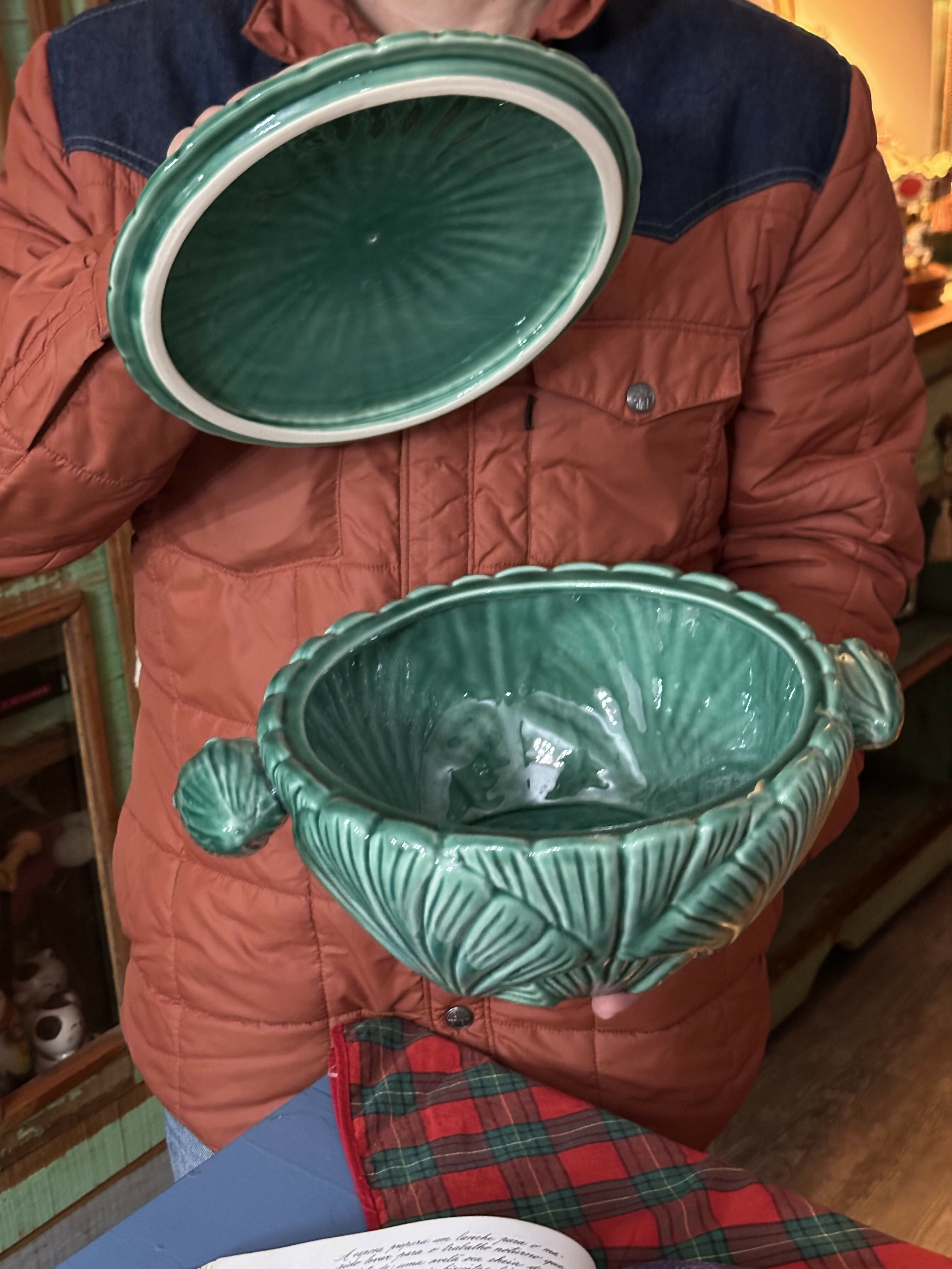 Vintage terrina / sopeira portuguesa generosa verde com ricos detalhes do mar