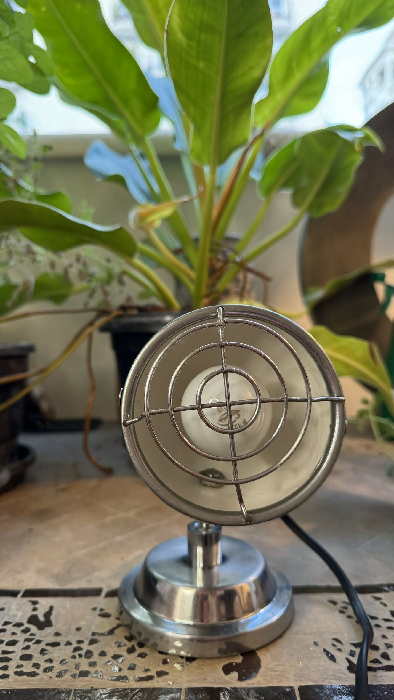 Luminária Spot de Mesa em Metal Cromado | Design Inspirado em Aquecedores Retrô (Anos 50/60)