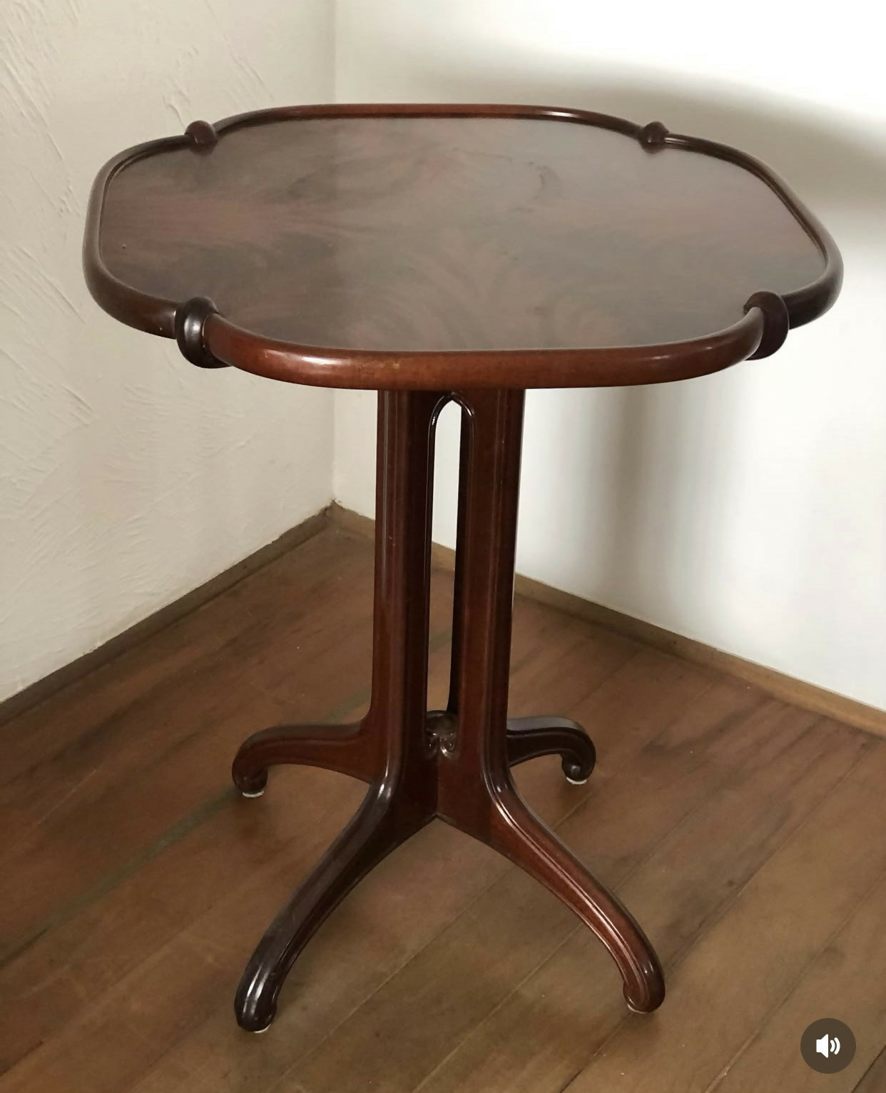 Mesa lateral em formato de pétala com Marchetaria