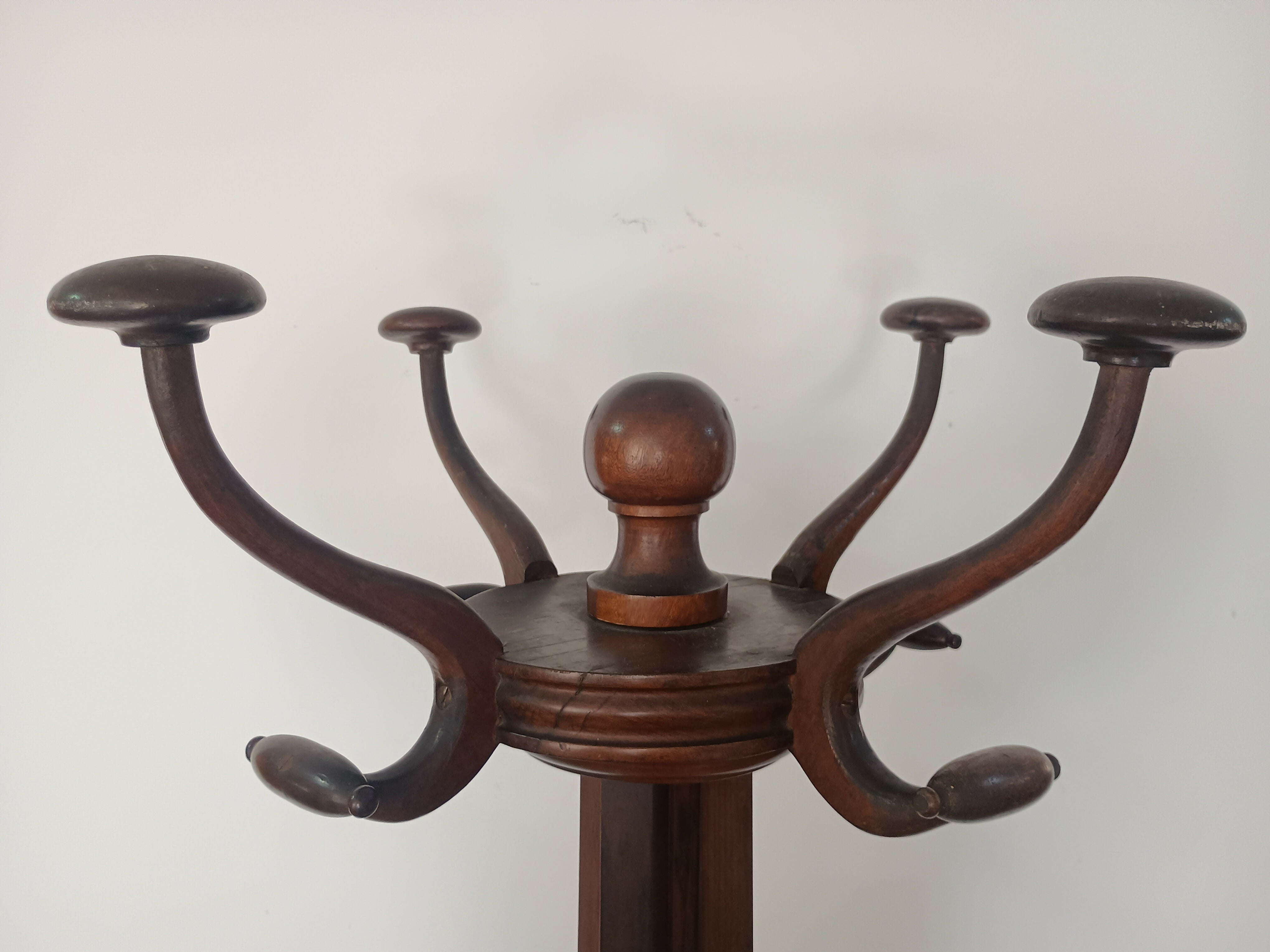 Cabideiro anos 60 em jacarandá - Liceu de Artes e Ofícios