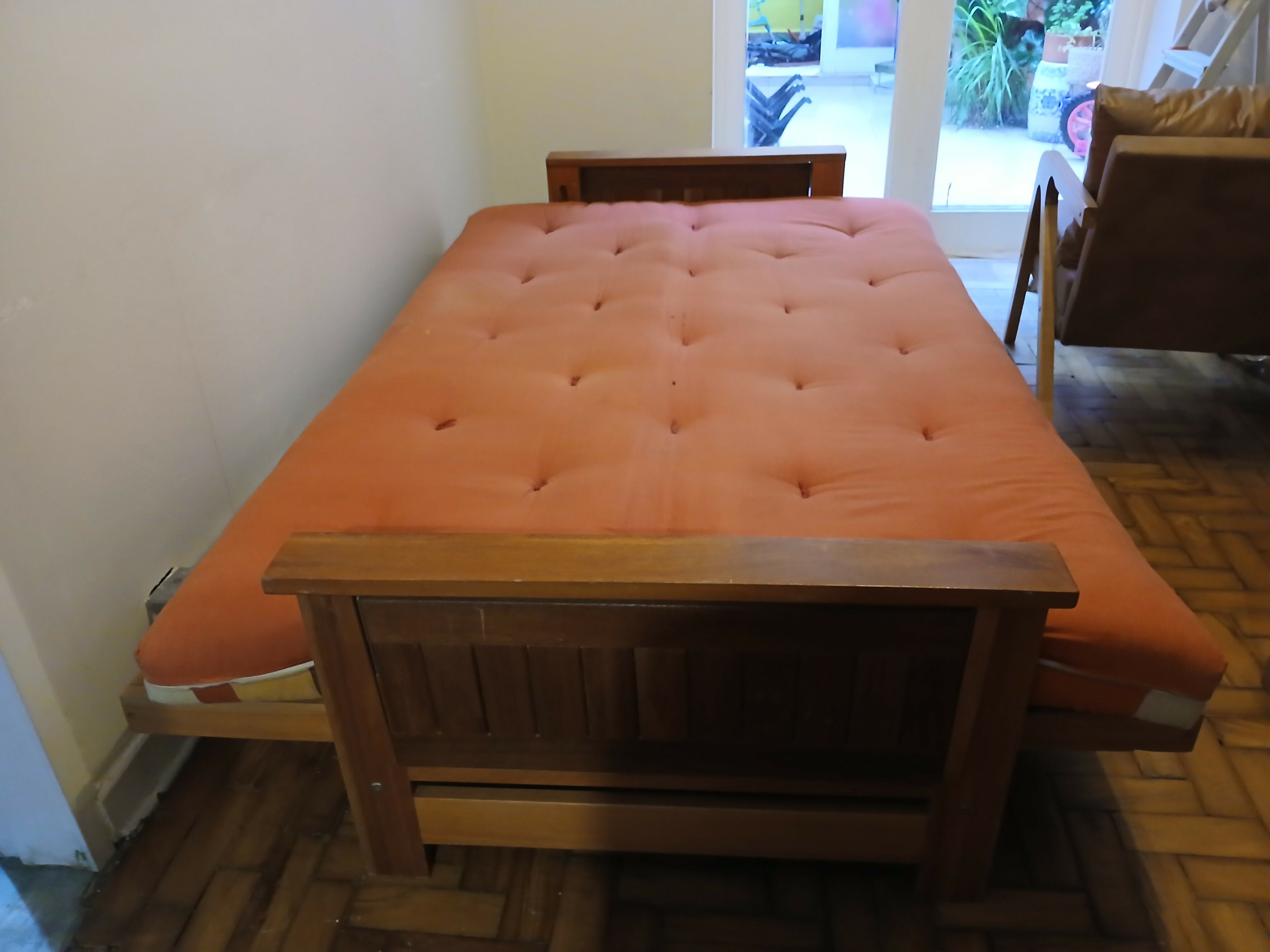 Sofá Cama Futon – silêncio, madeira e algodão