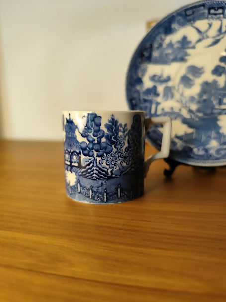 Antiga e rara pequena xícara de chá com pires em cerâmica Willow Wedgwood - Etruria England