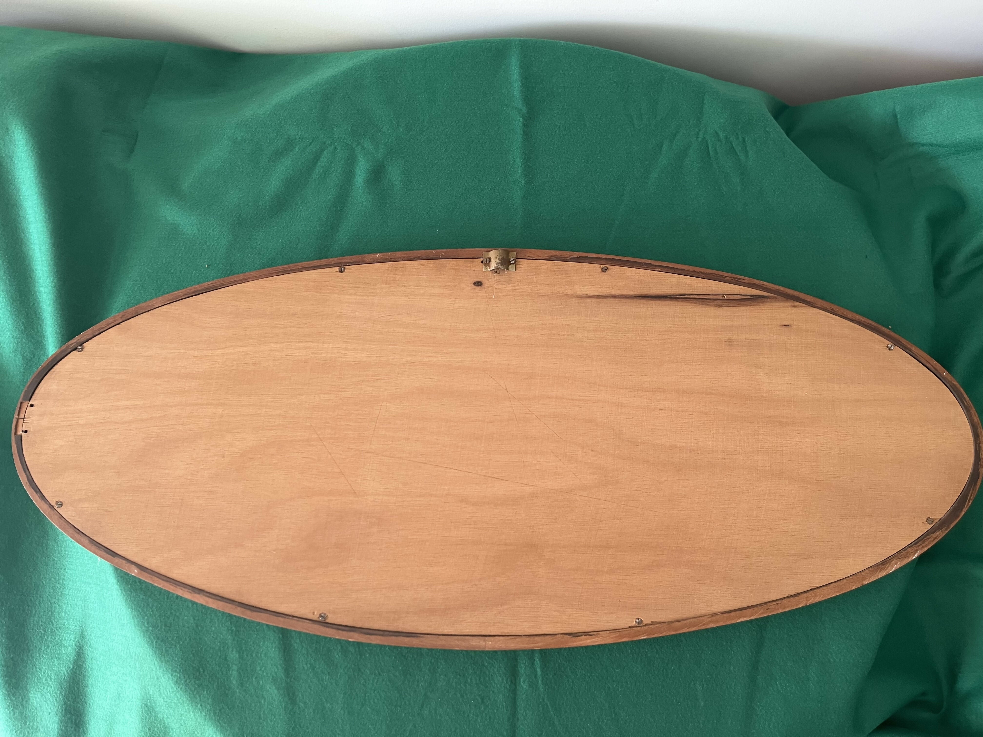 Espelho bisotado oval com moldura em madeira