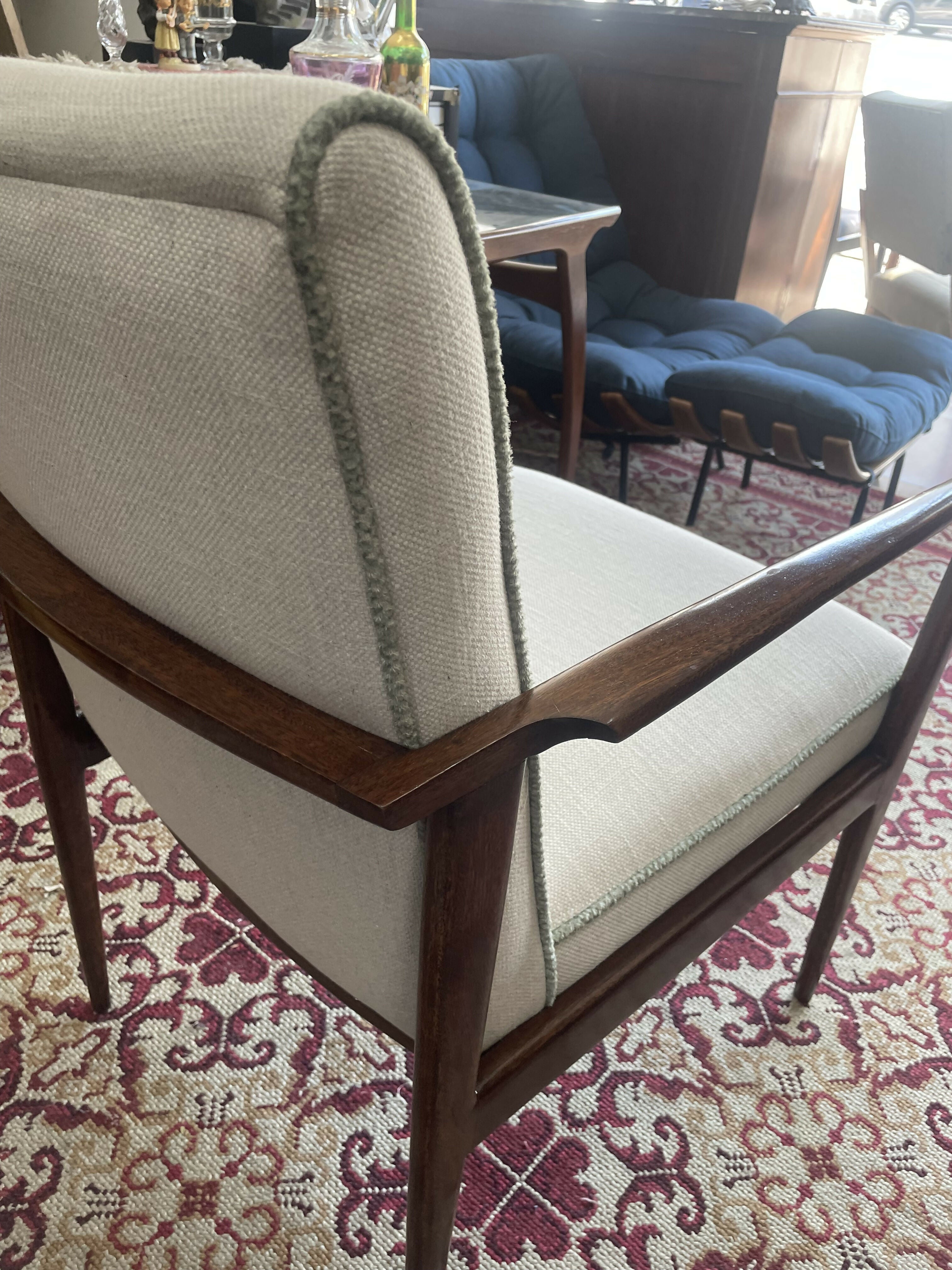 Poltrona Anos 60 - Madeira Imbuia Restaurada com estofado mantido os traços originais