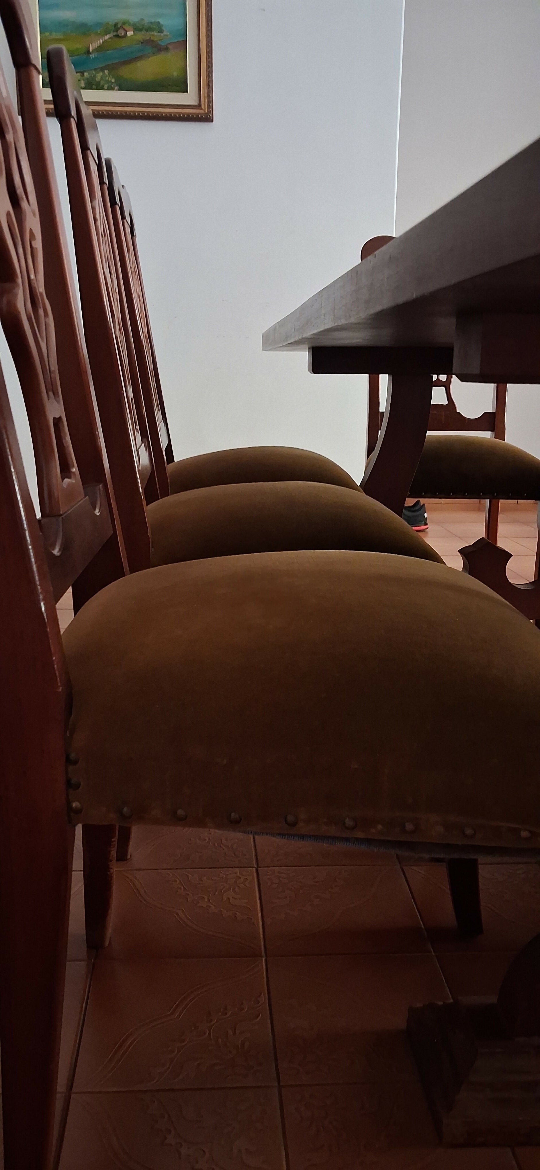 Sala de jantar (mesa + cadeiras + armário)