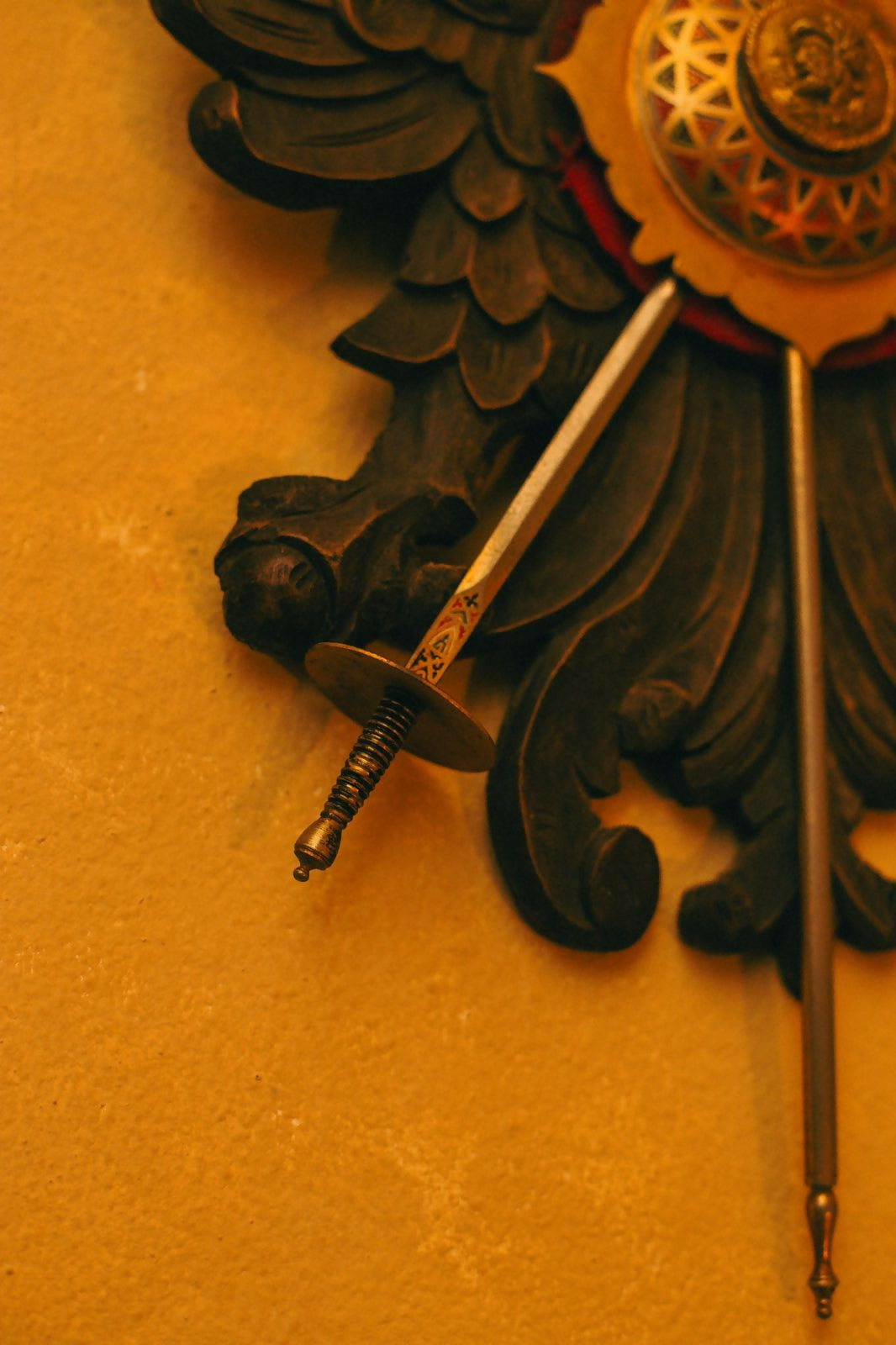 BRASÃO DE MADEIRA E ESPADAS TOLEDO