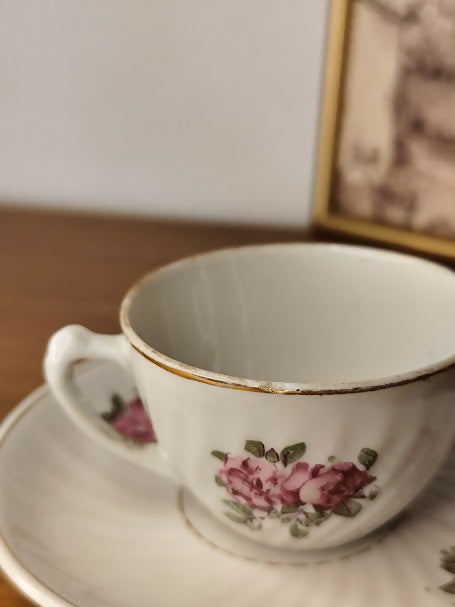 Pequena xícara de chá com pires em porcelana fina Cerqueira Leite