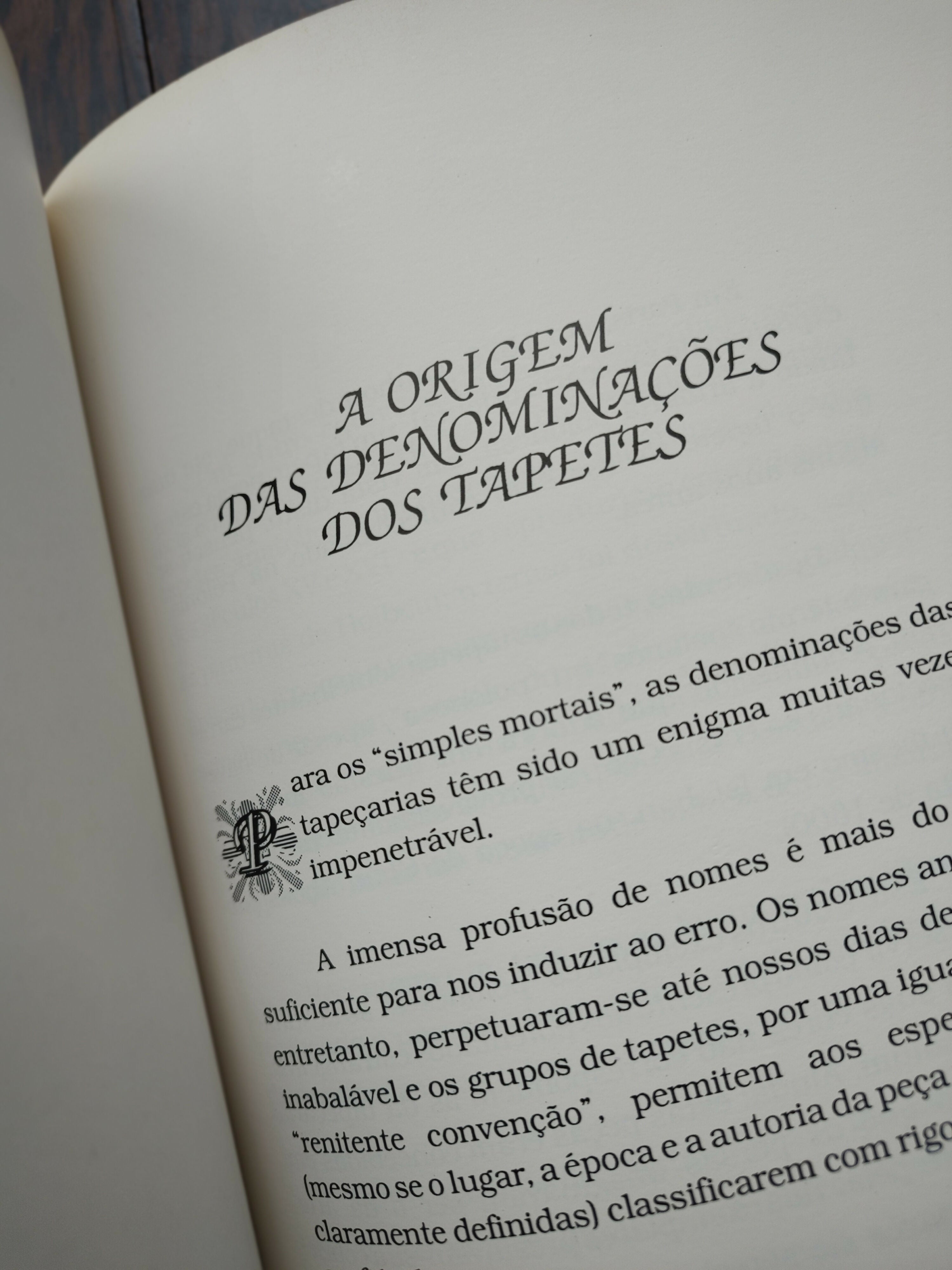 Raro Livro "A Magia dos Tapetes Orientais" de Omar Bin Qaissar El Merjayouni - edição 1988