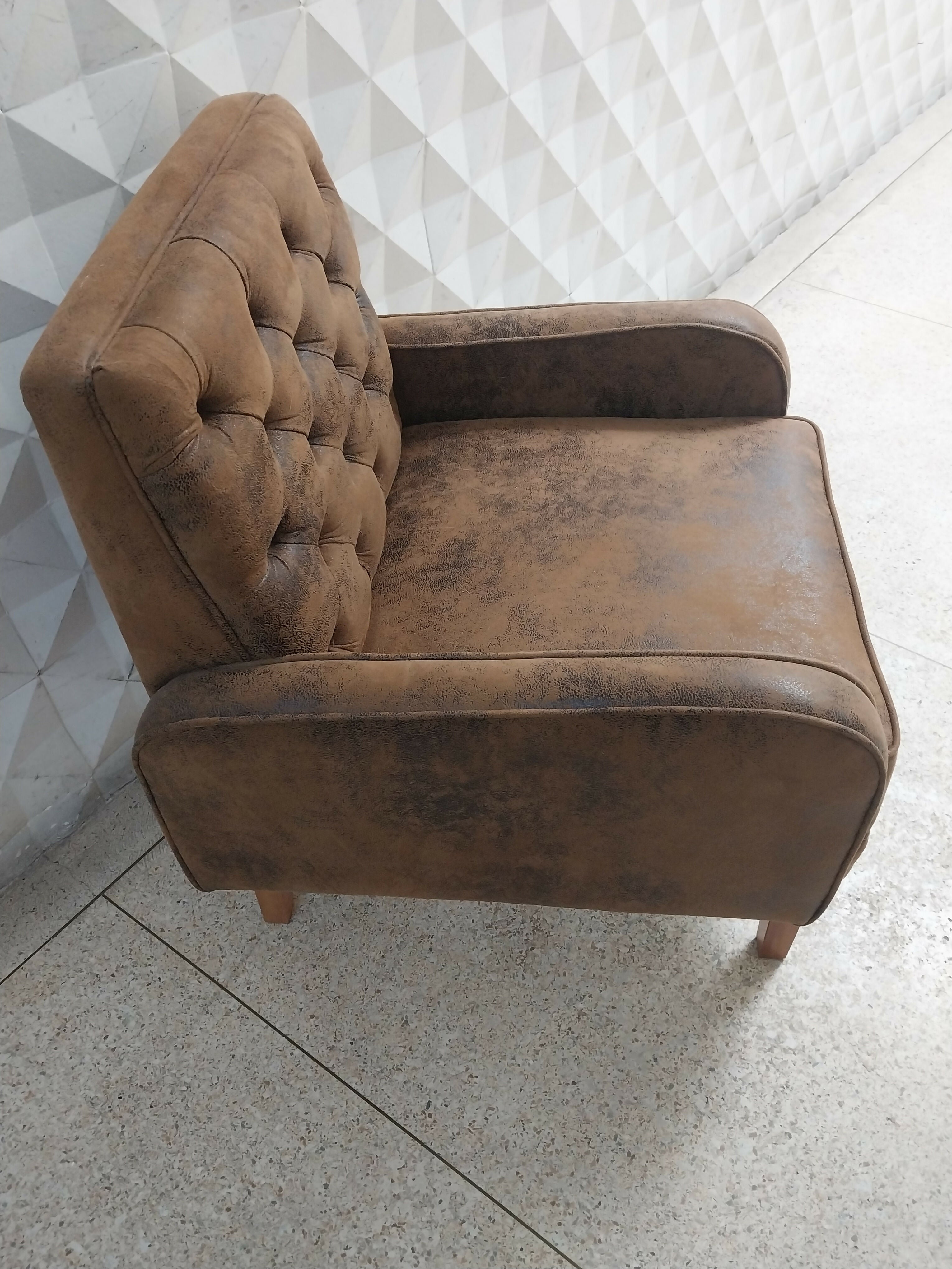 Poltrona Retro em Couro Ecológico