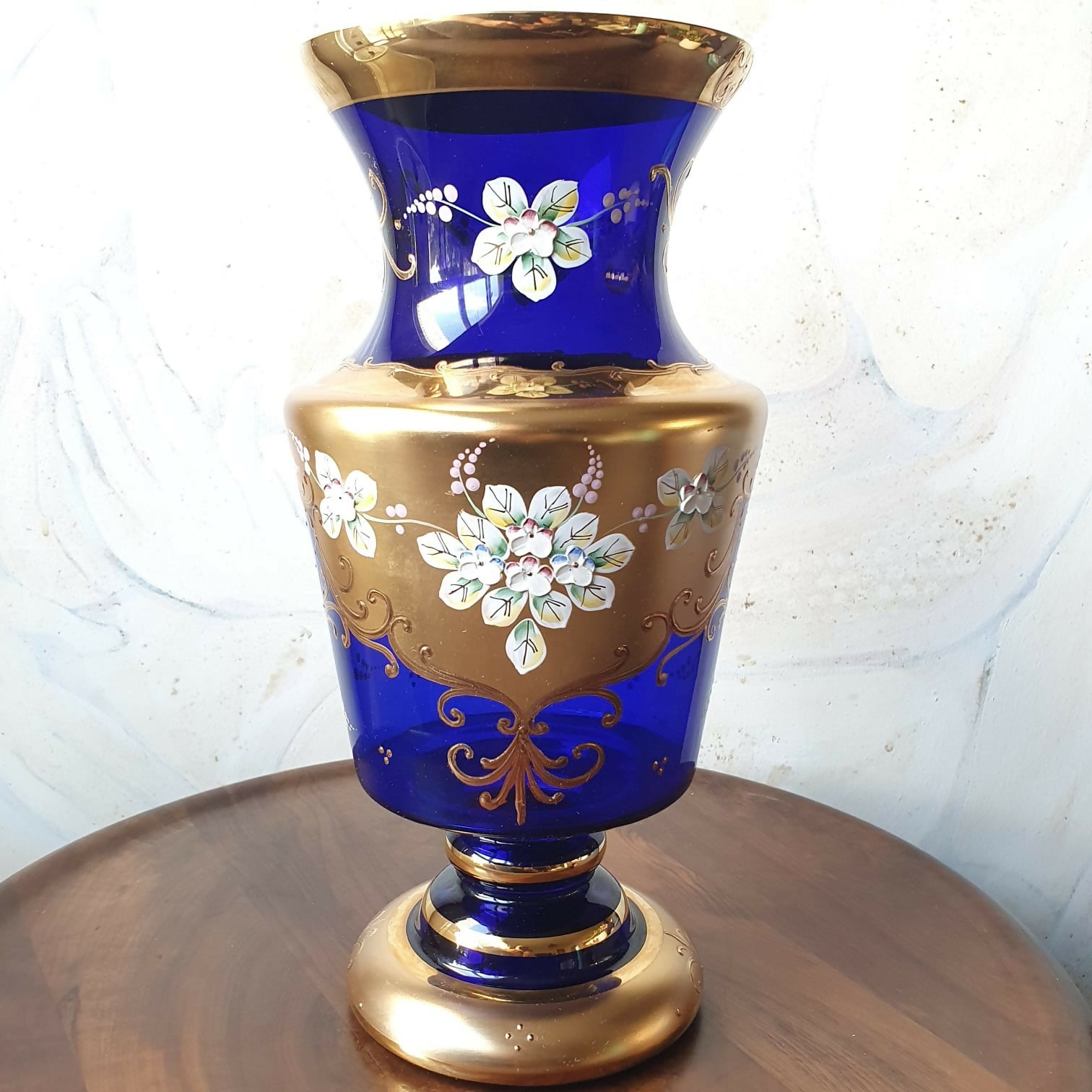 Vaso balaustrado em cristal tcheco azul cobalto com dourações