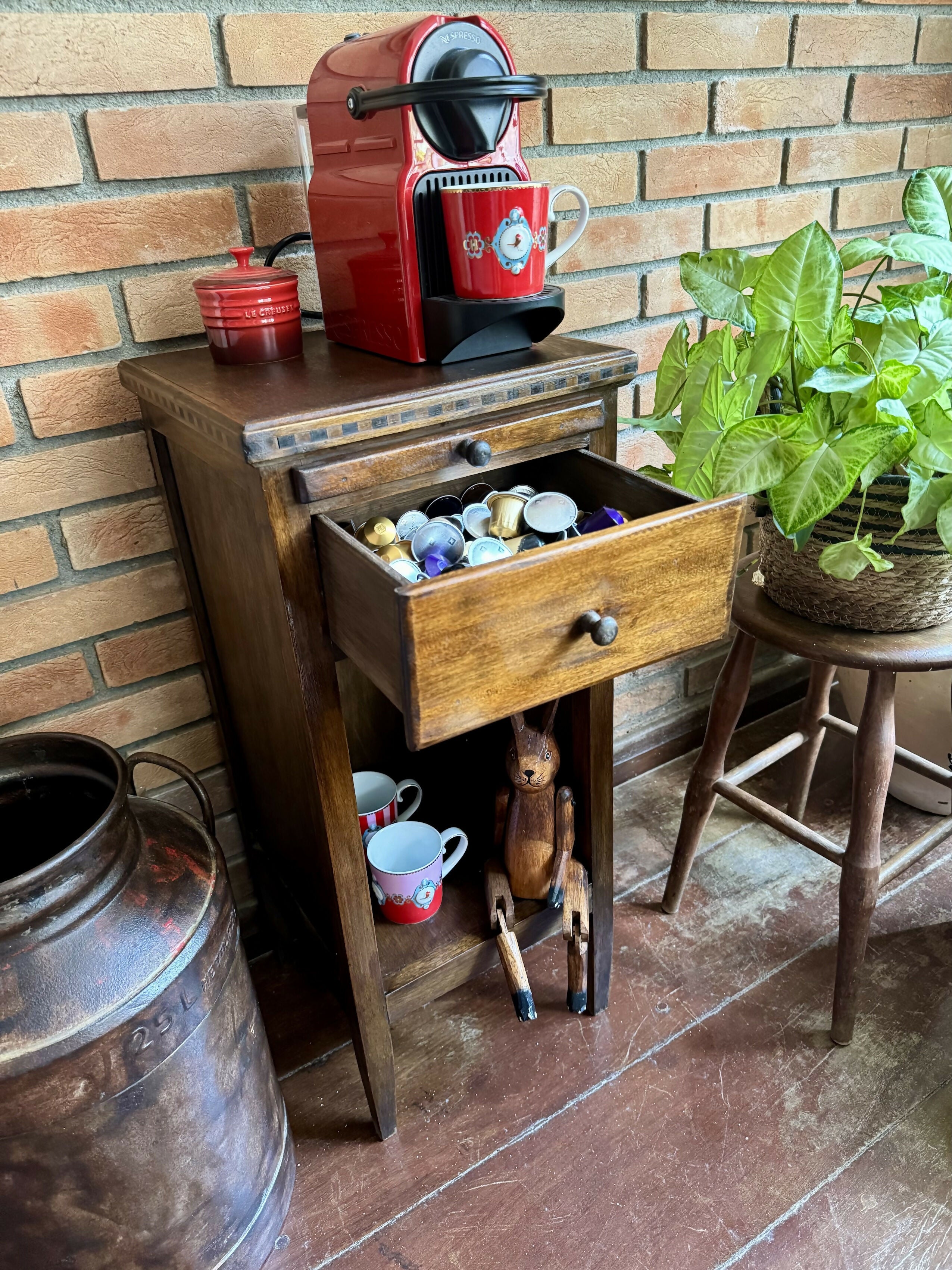 Mesinha de Canto e linda madeira e marchetaria