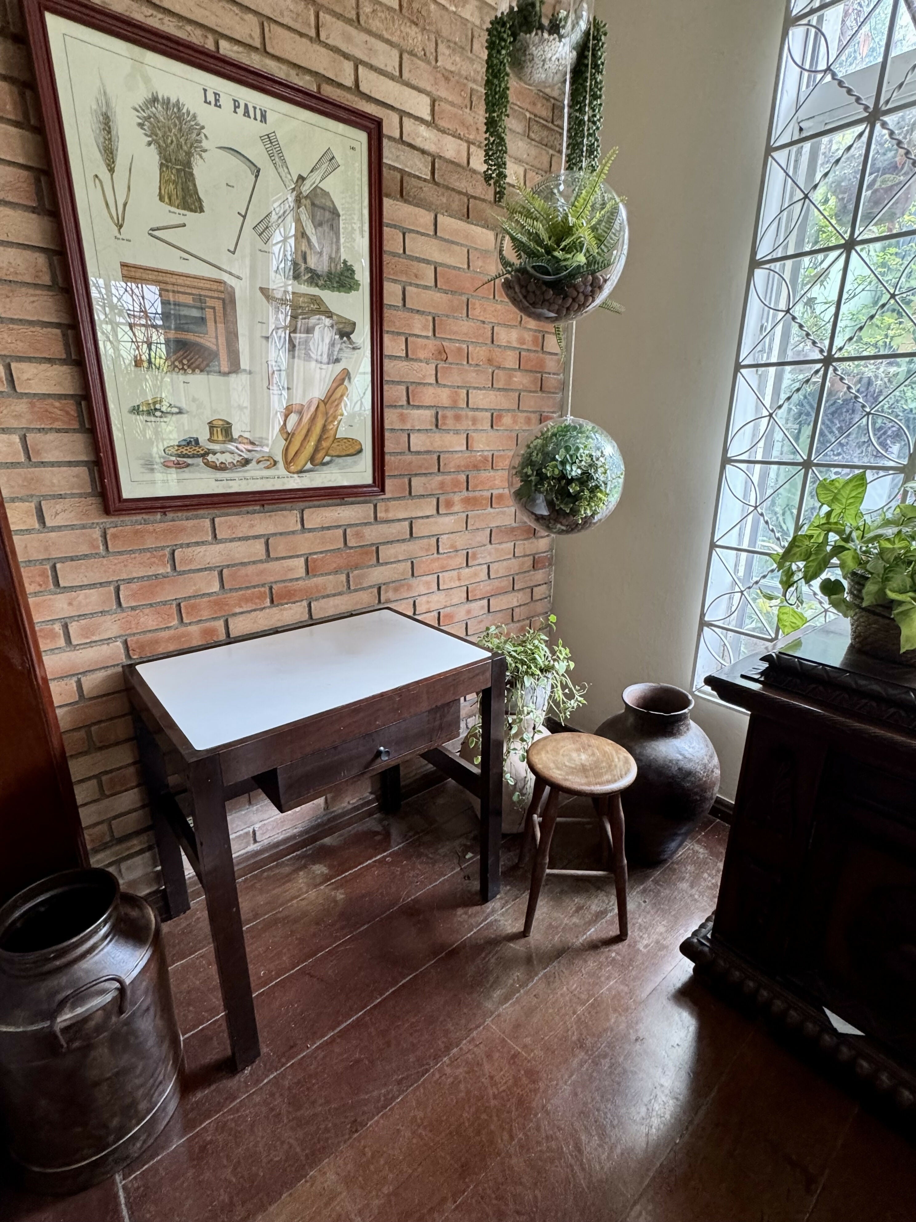 Mesa auxiliar madeira maciça e fórmica branca