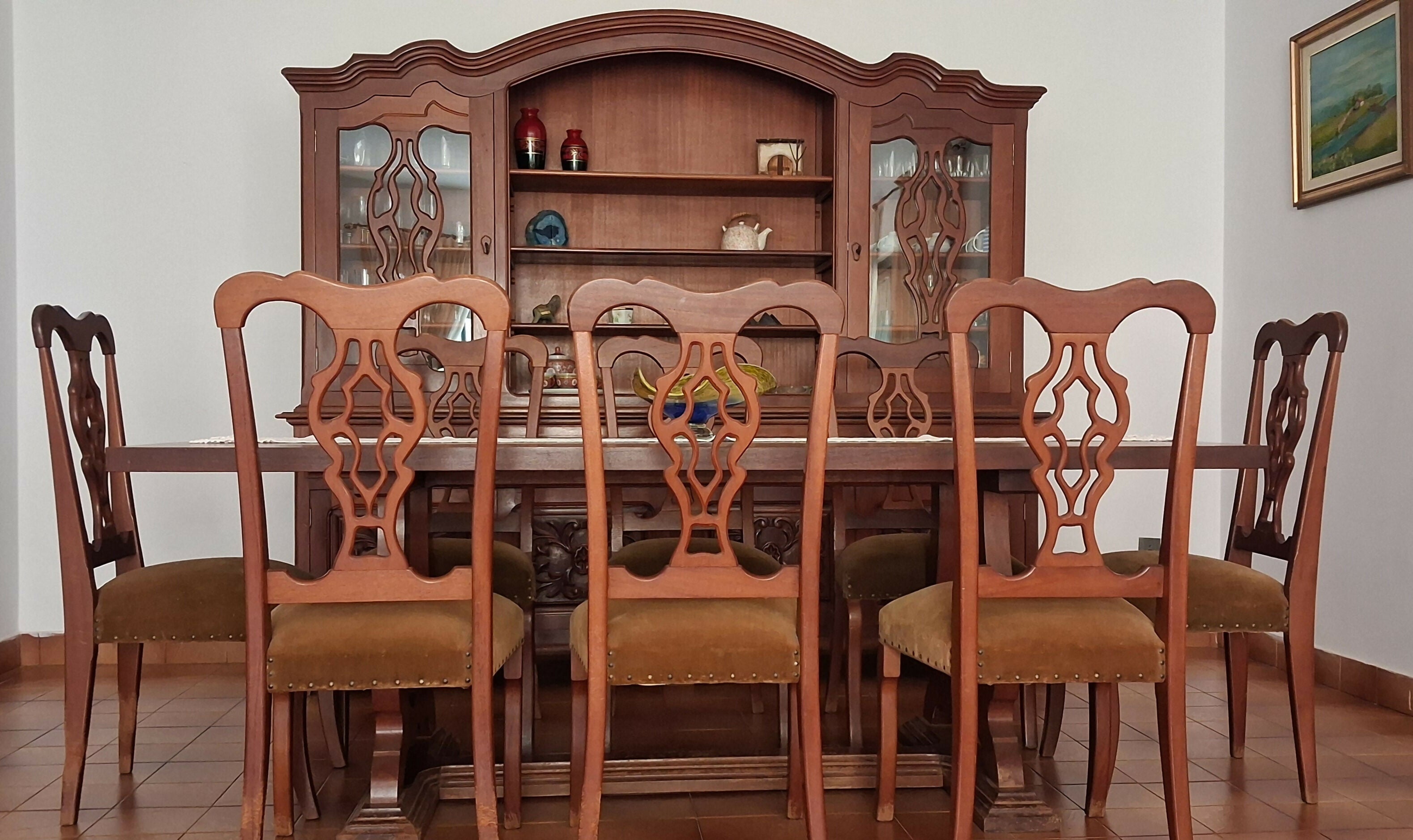 Sala de jantar (mesa + cadeiras + armário)