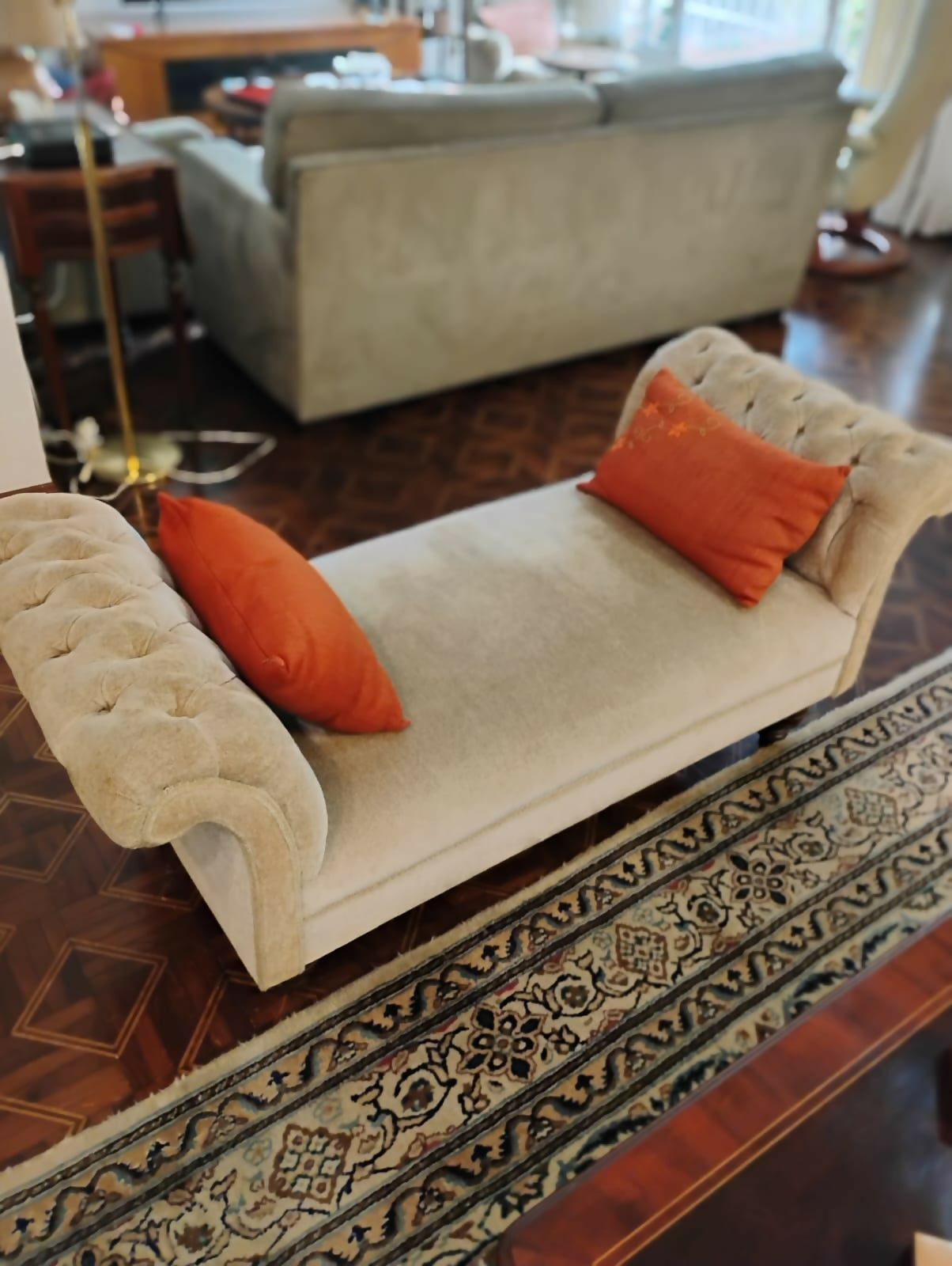 Divã clássico em veludo.