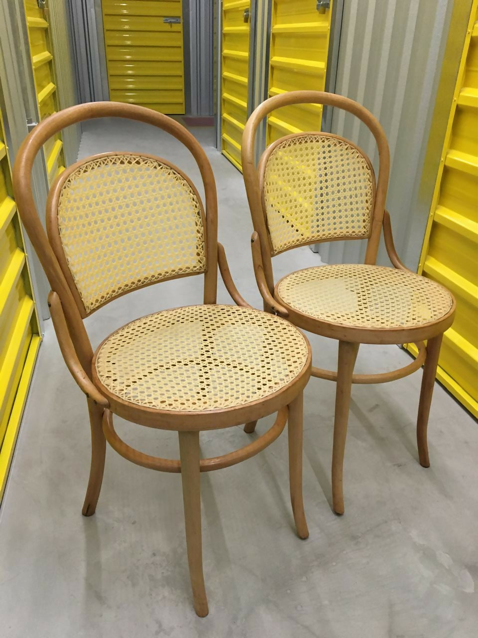 Par de cadeiras Thonet com encosto em palhinha