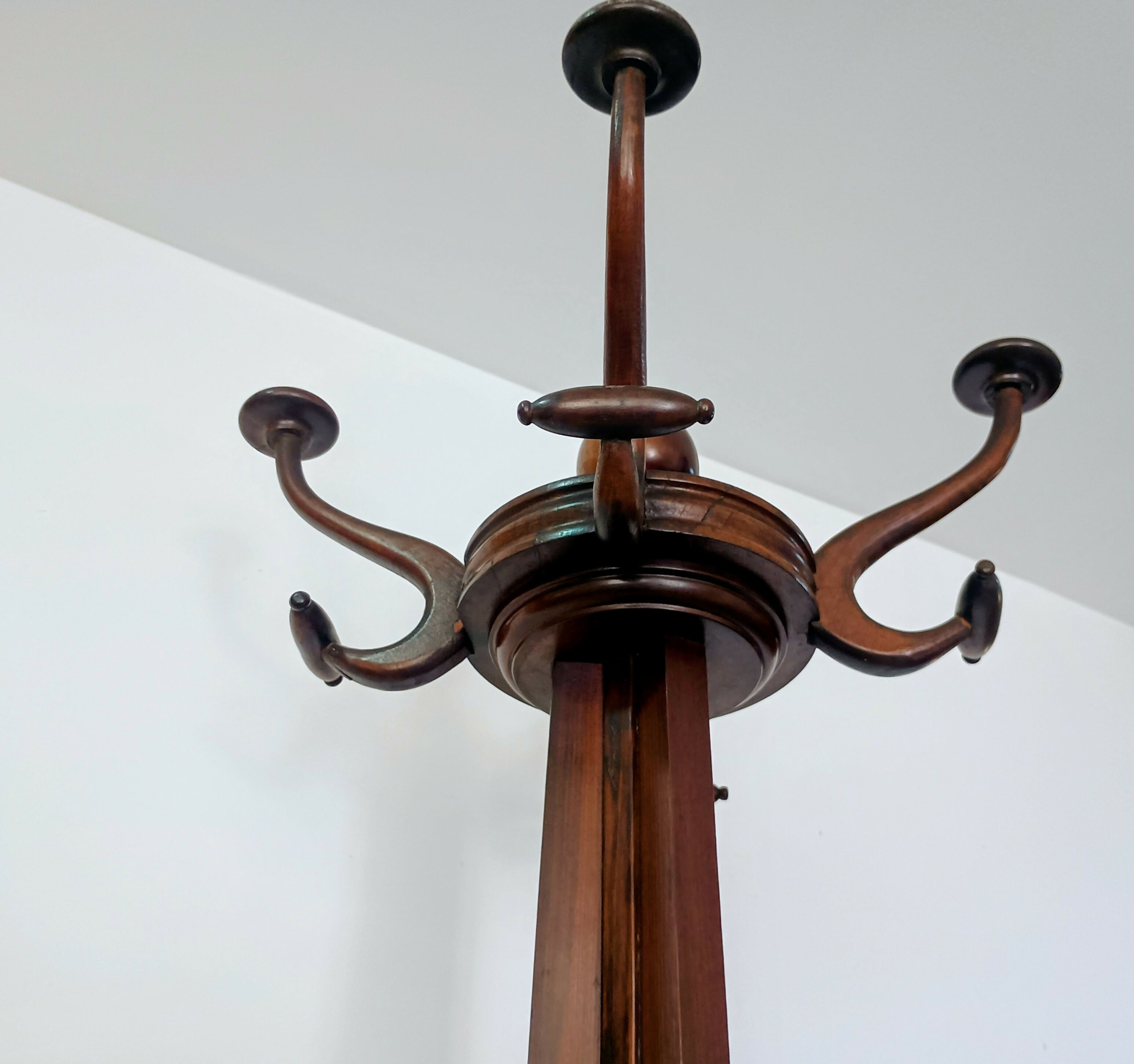 Cabideiro anos 60 em jacarandá - Liceu de Artes e Ofícios