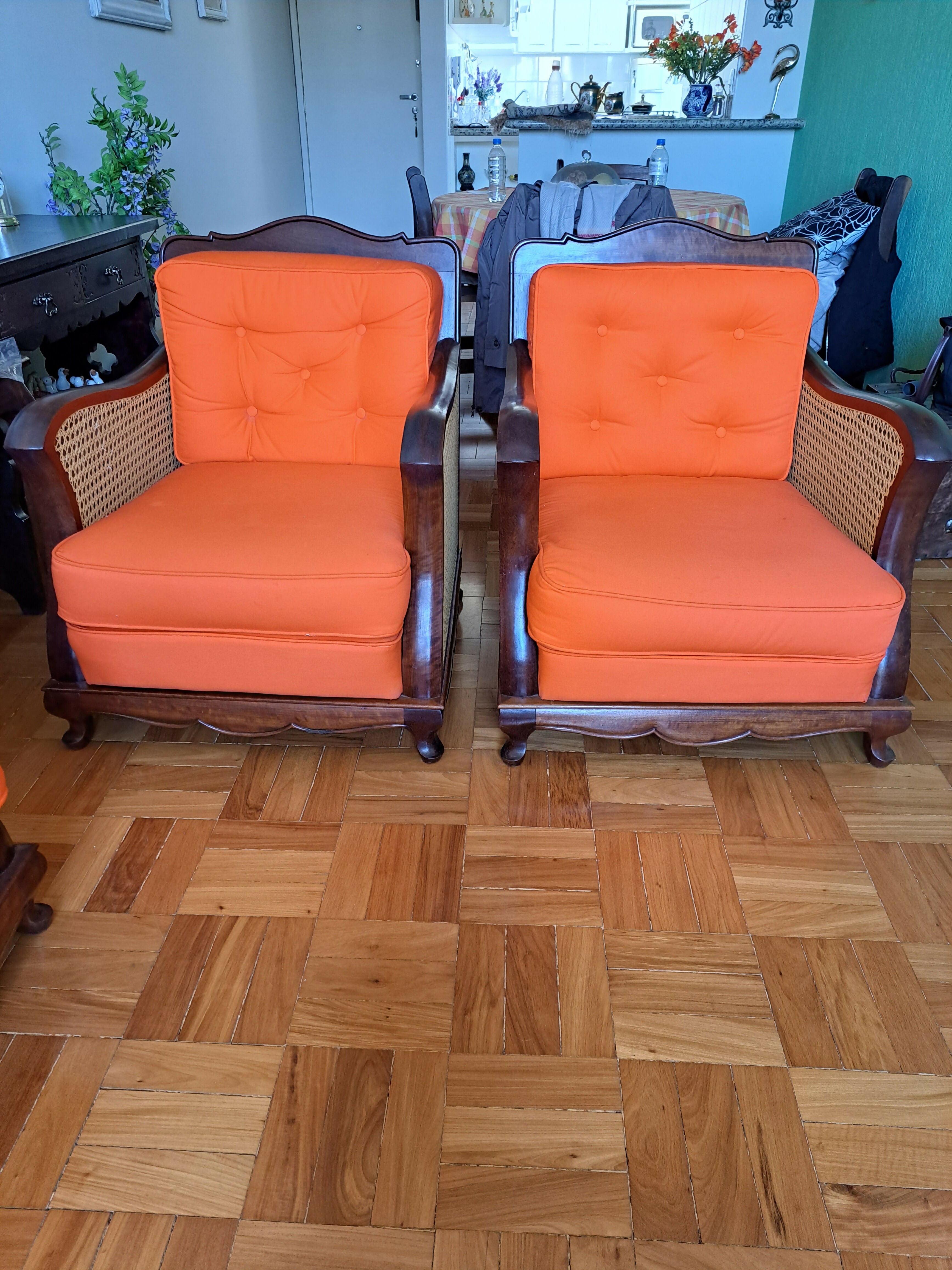 Antigo Conjunto de Sofá e Poltronas em Madeira e Palhinha Indiana