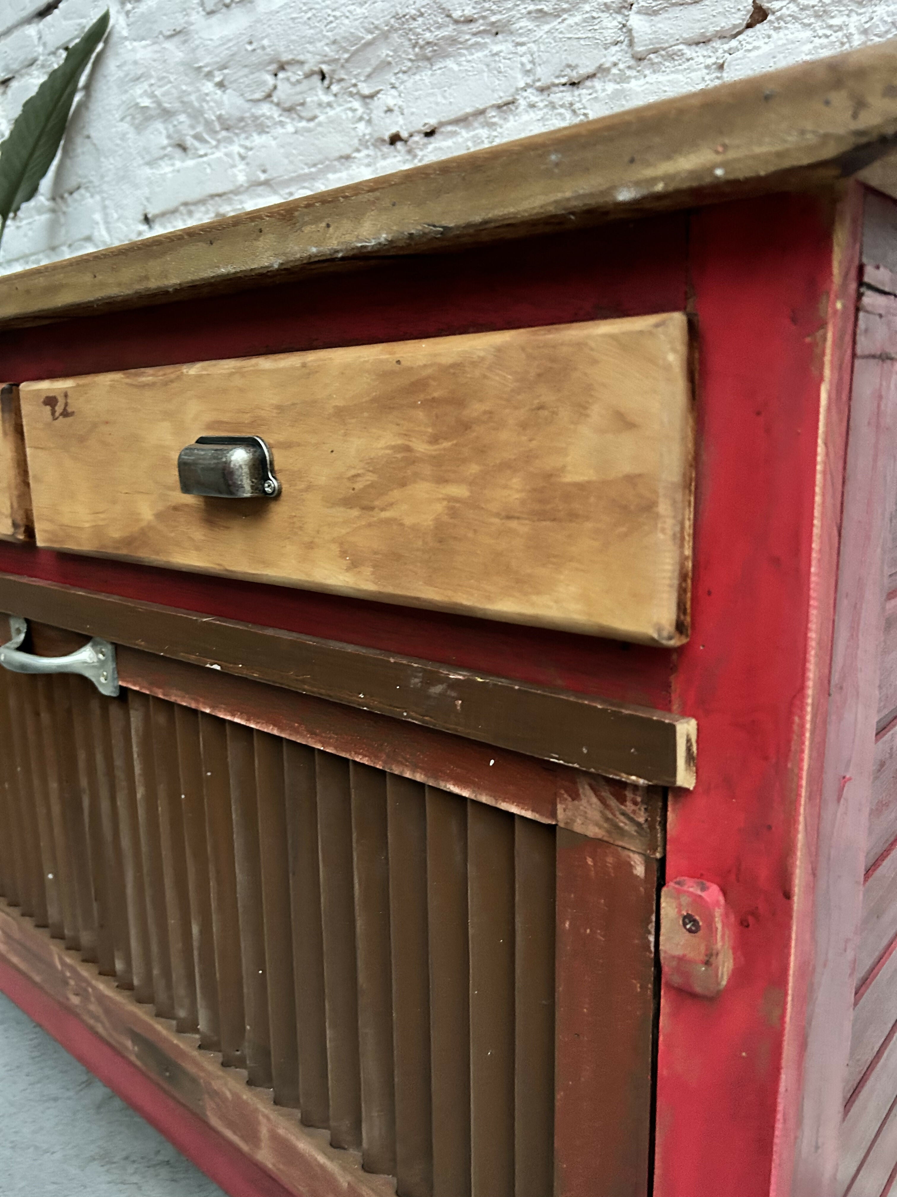 Buffet Upcycling com janela persiana