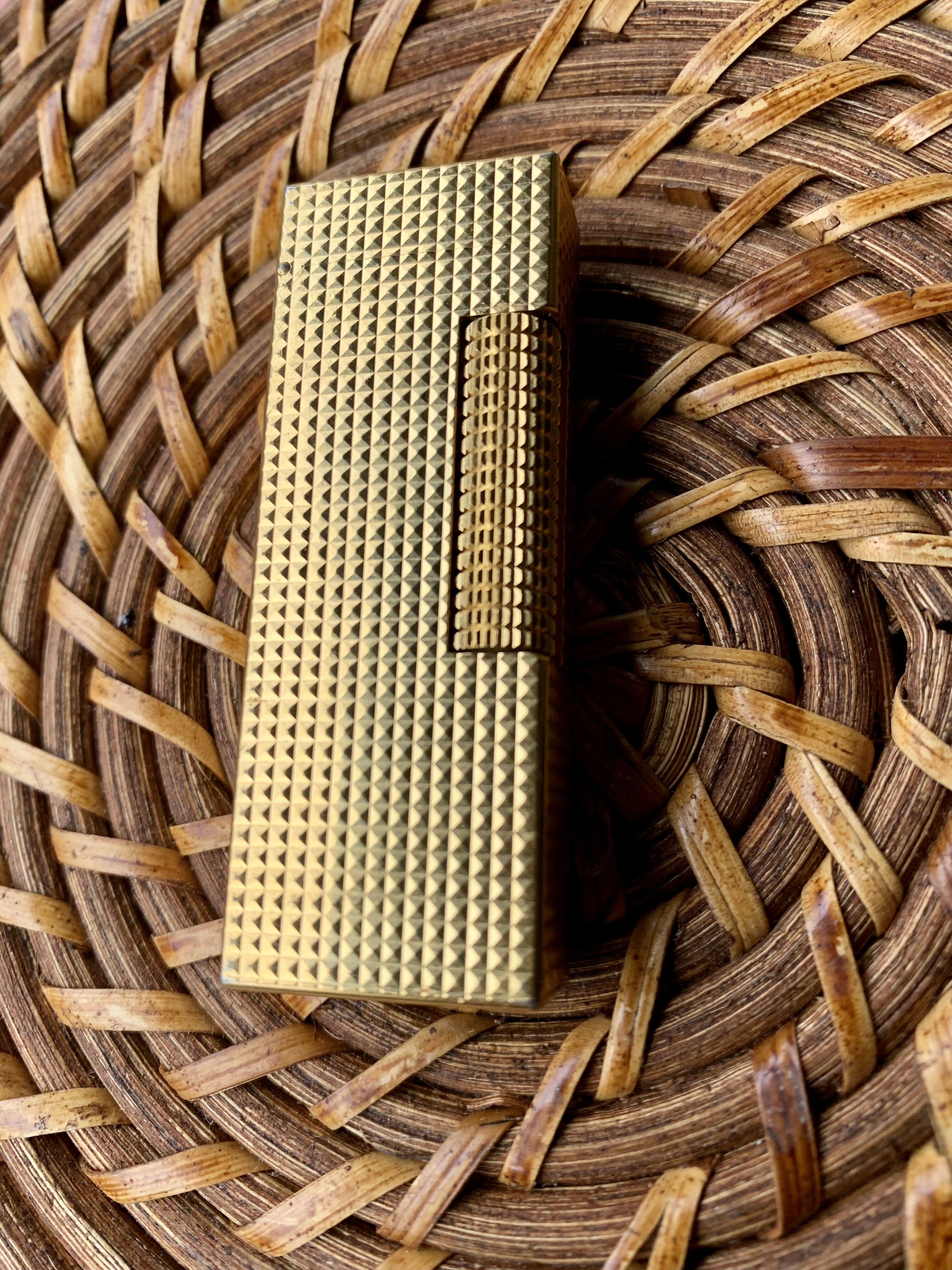 Isqueiro Dunhill banhado em ouro 18K para colecionadores