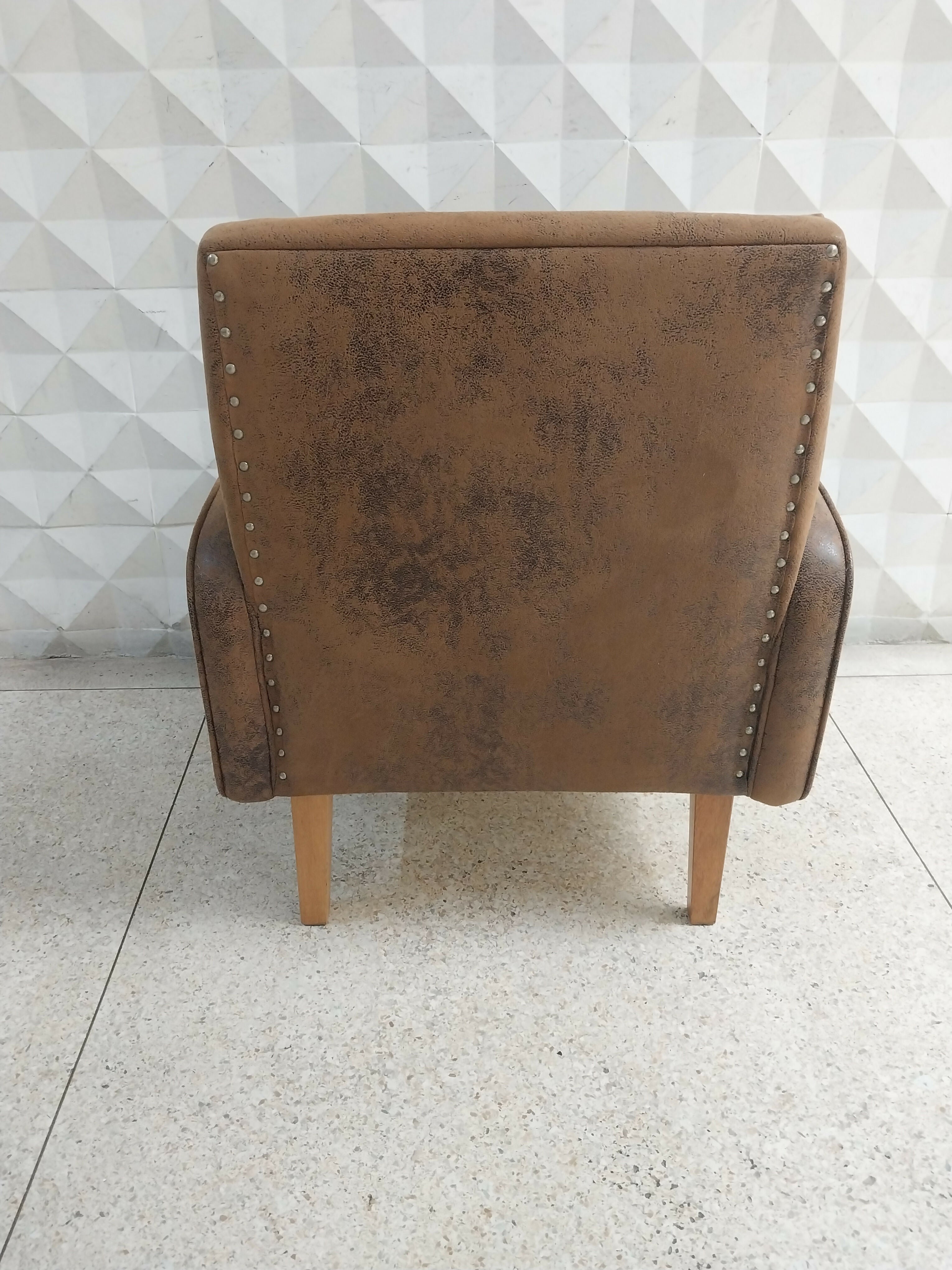 Poltrona Retro em Couro Ecológico