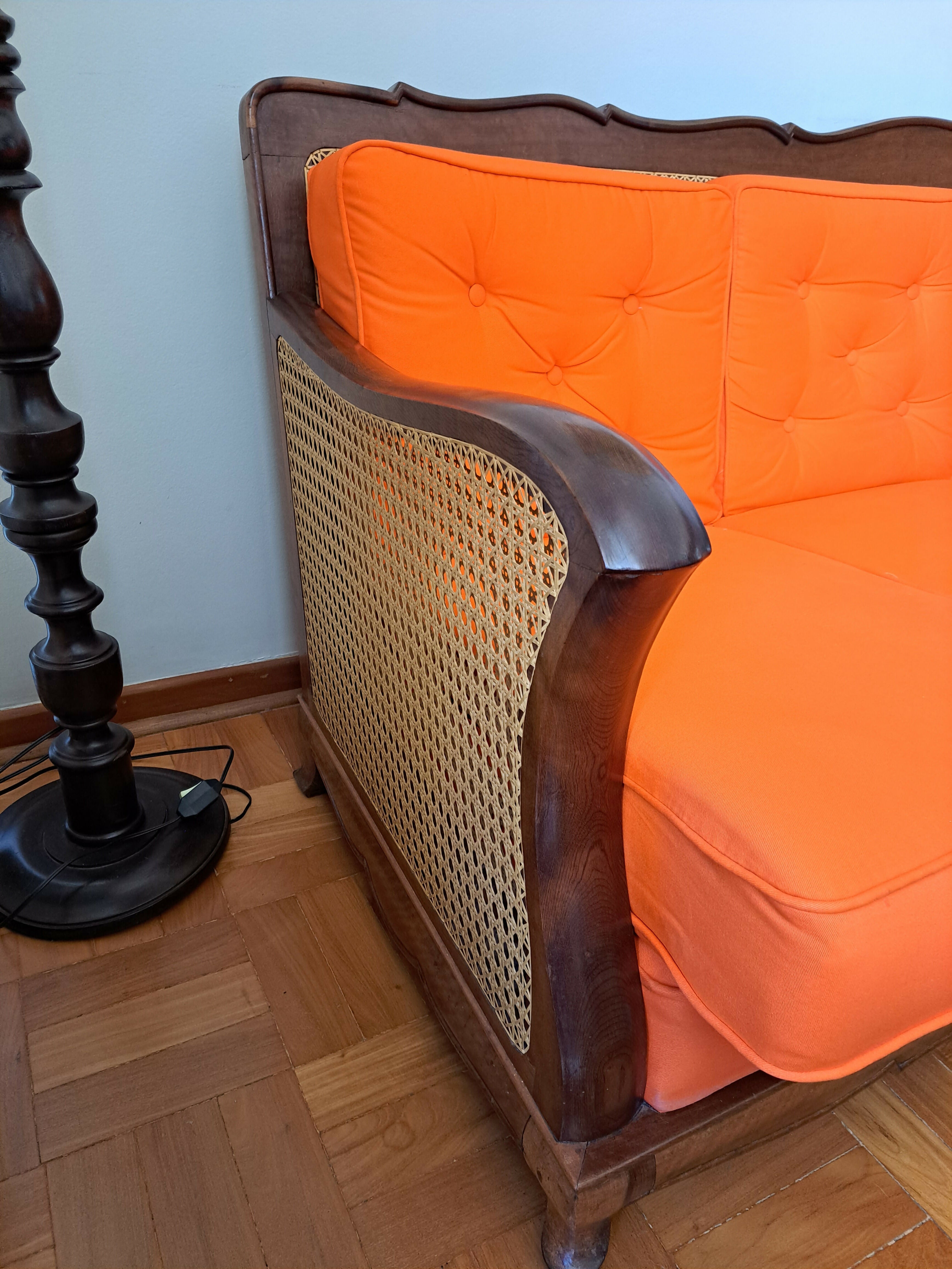 Antigo Conjunto de Sofá e Poltronas em Madeira e Palhinha Indiana