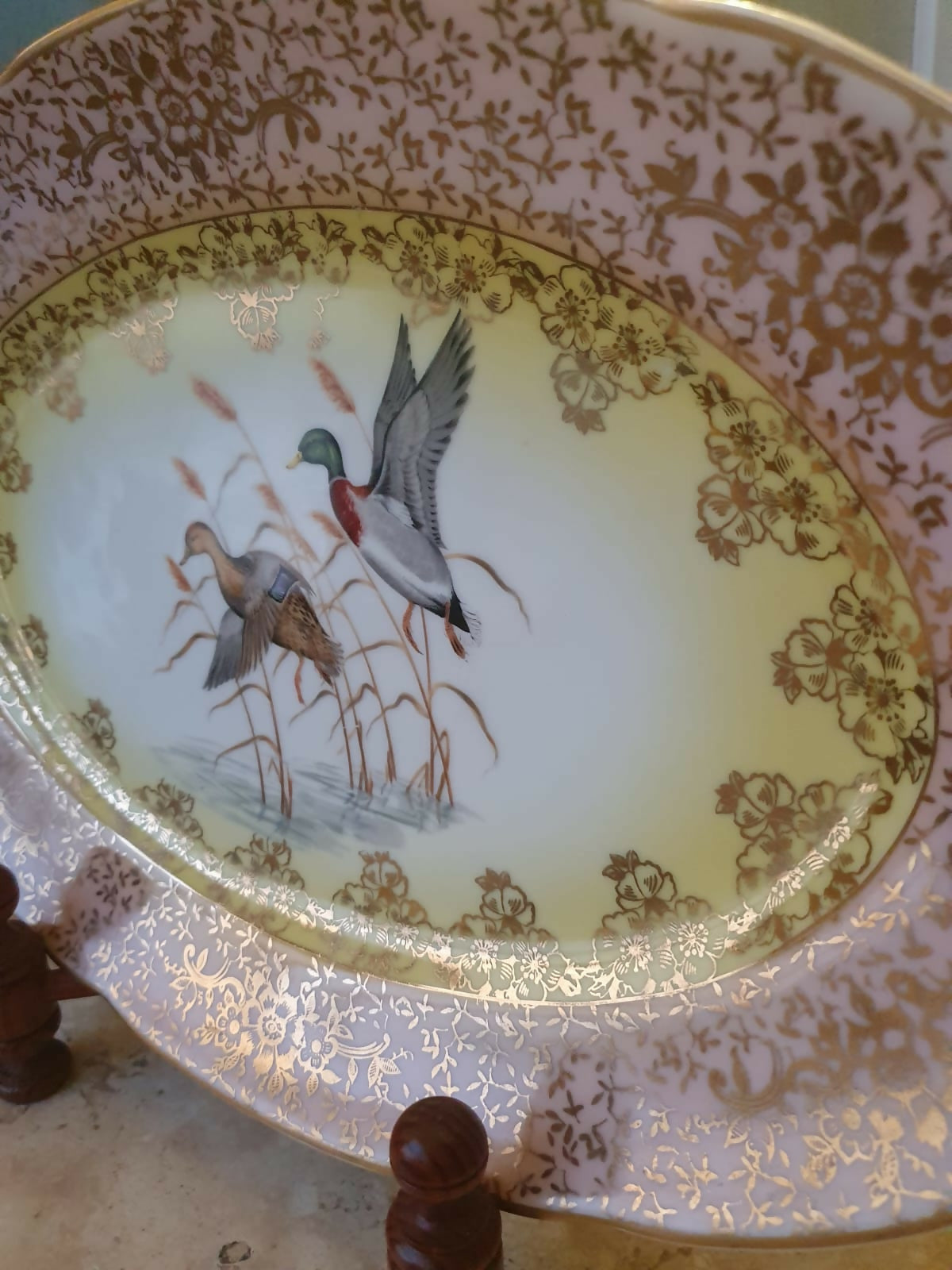 Travessa em porcelana vintage Real com rica douração e patos selvagens na reserva central. Maravilhosa!
