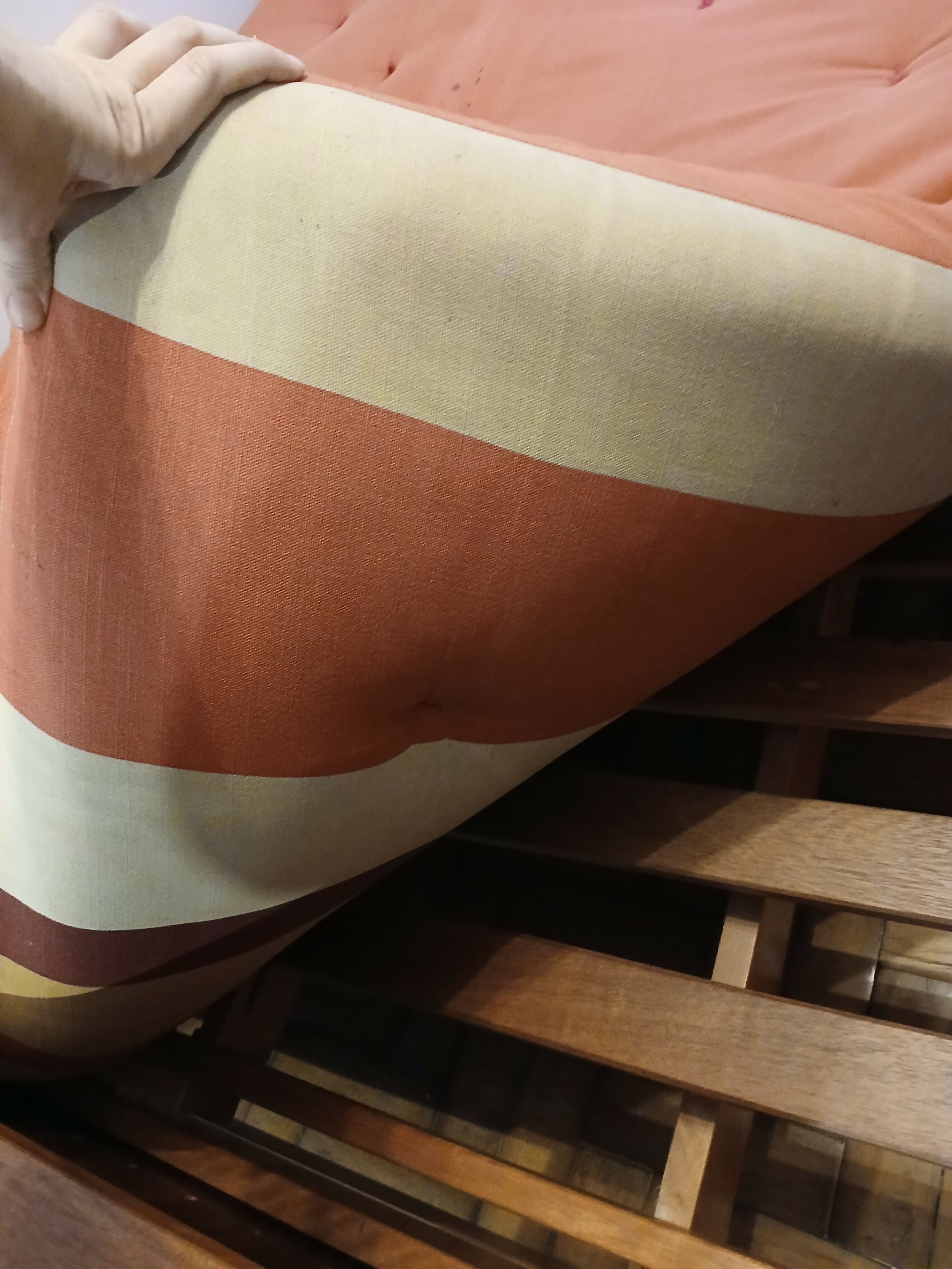 Sofá Cama Futon – silêncio, madeira e algodão