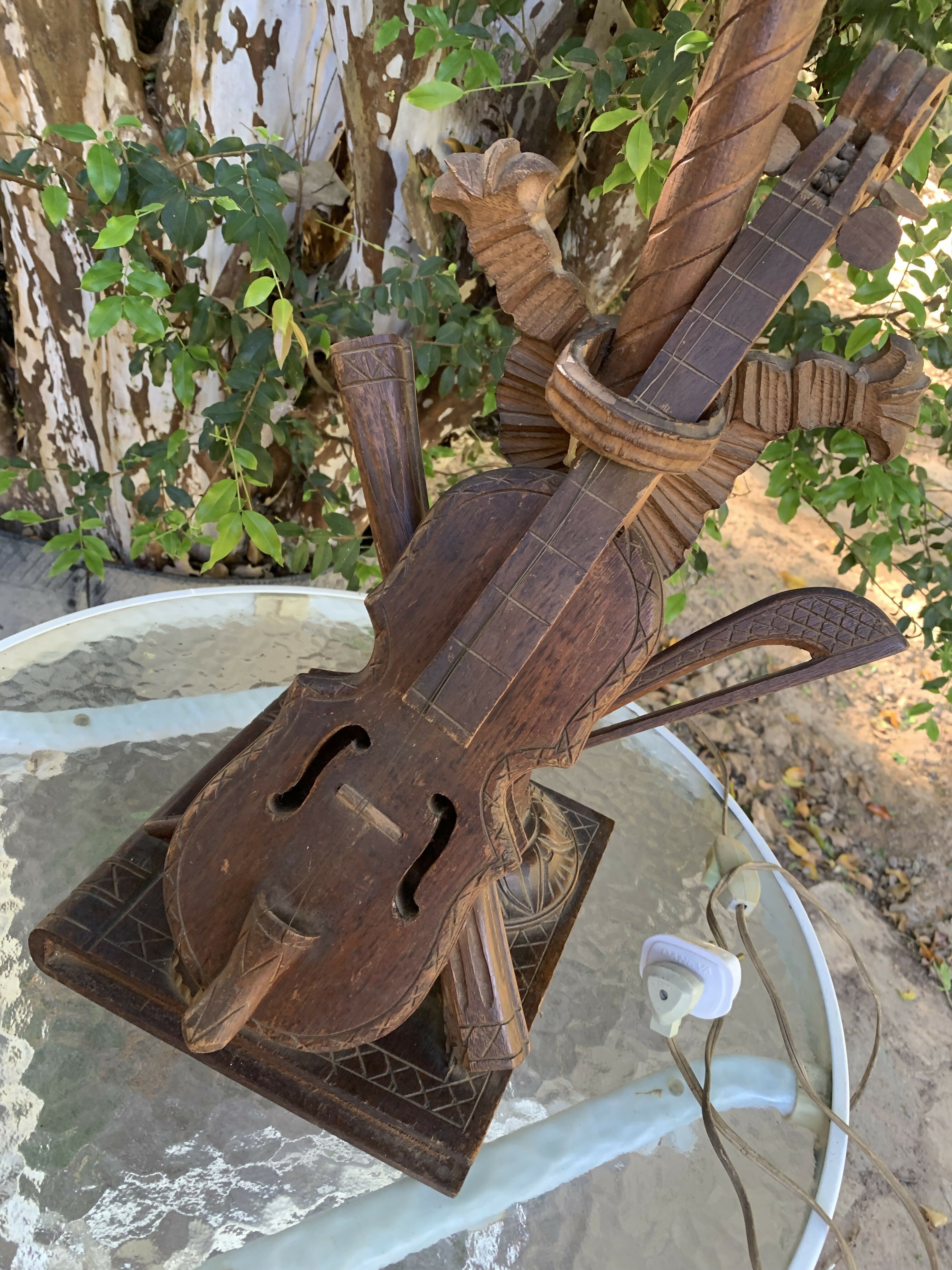 Abajur antigo violino e livro