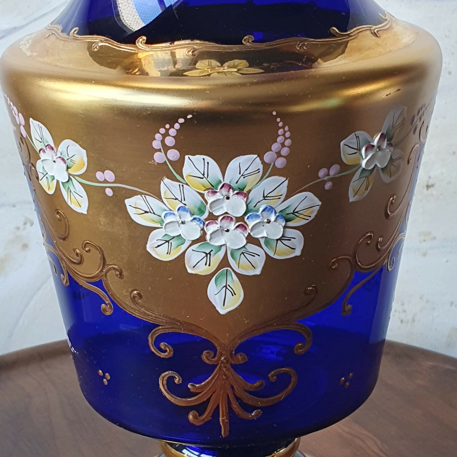 Vaso balaustrado em cristal tcheco azul cobalto com dourações