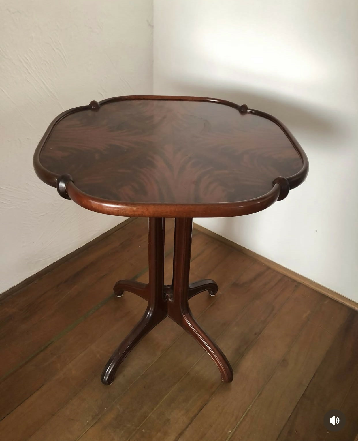 Mesa lateral em formato de pétala com Marchetaria