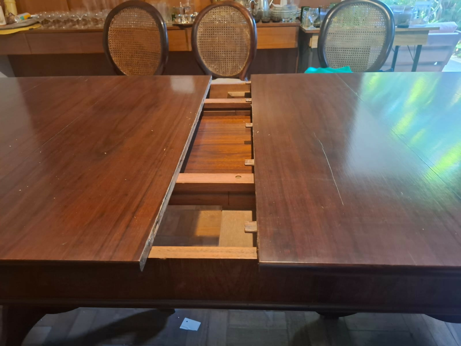 Mesa de Jantar Antiga em Madeira Maciça com 10 Cadeiras – Linda e Bem Conservada