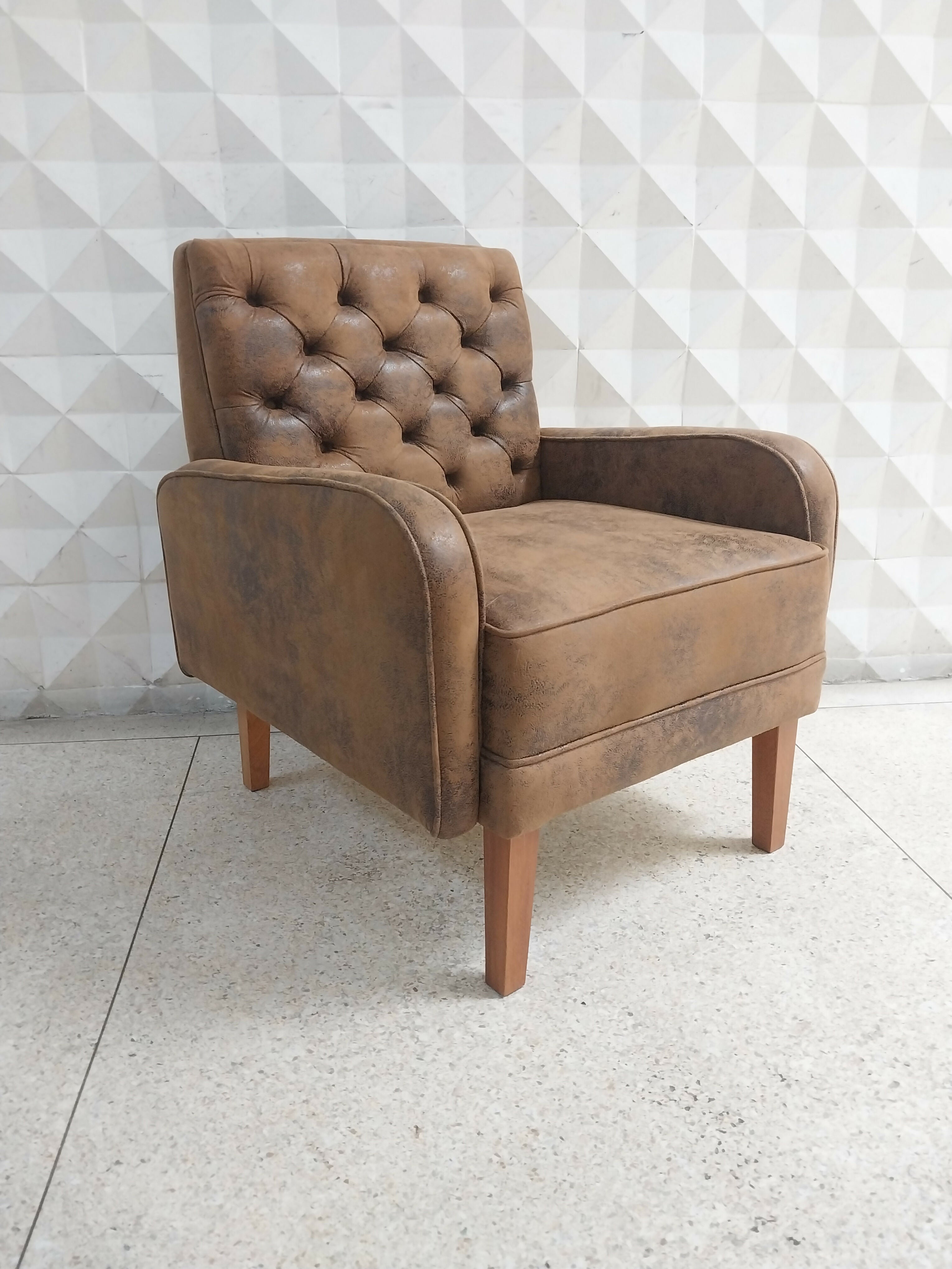 Poltrona Retro em Couro Ecológico