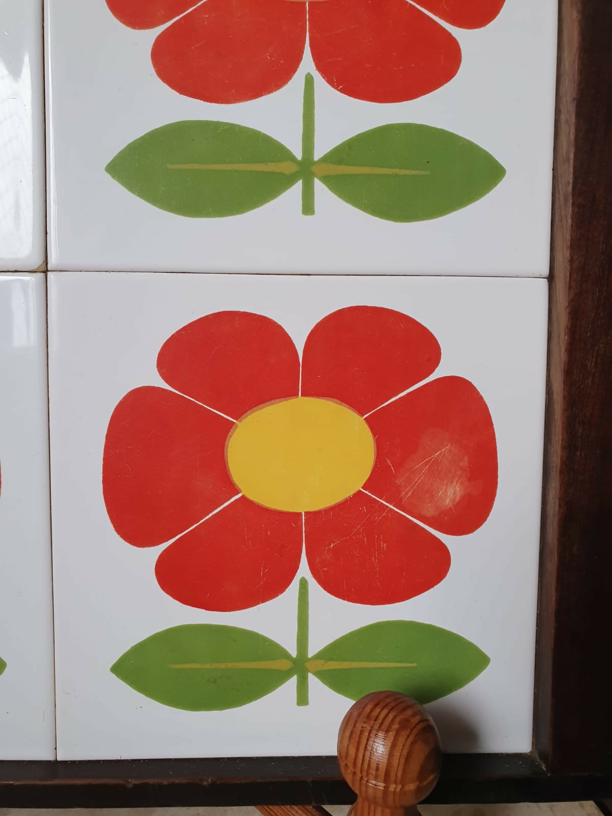 Bandeja retrô de azulejos em madeira nobre, anos 60.