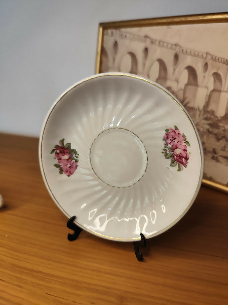 Pequena xícara de chá com pires em porcelana fina Cerqueira Leite