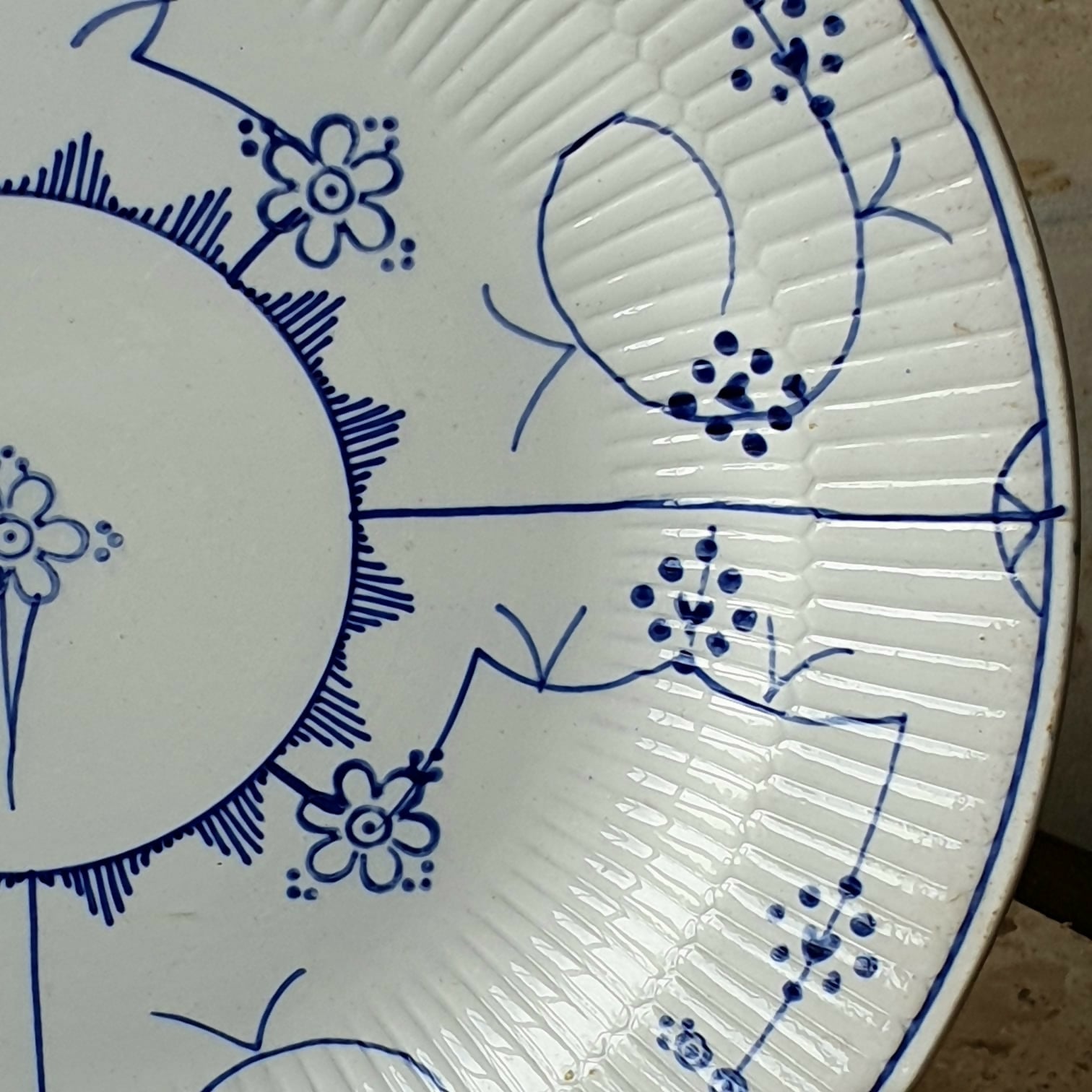 Prato decorativo em faiança Sarraguemines. Otimo estado!