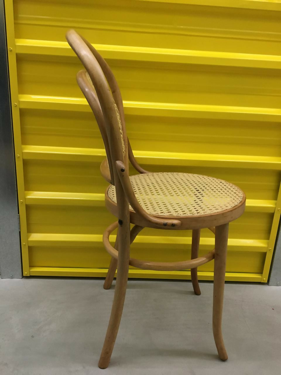 Par de cadeiras Thonet com encosto em palhinha