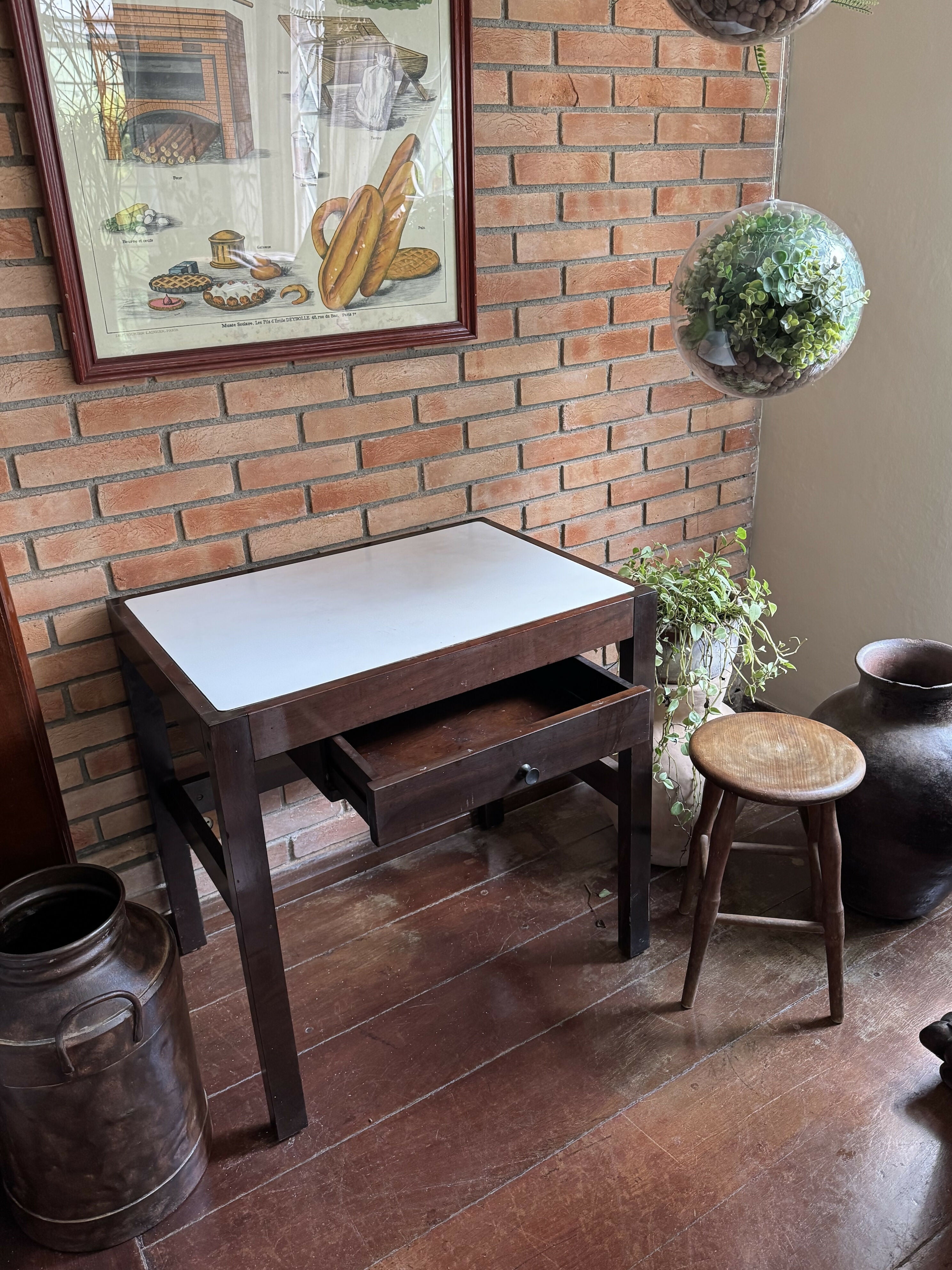 Mesa auxiliar madeira maciça e fórmica branca