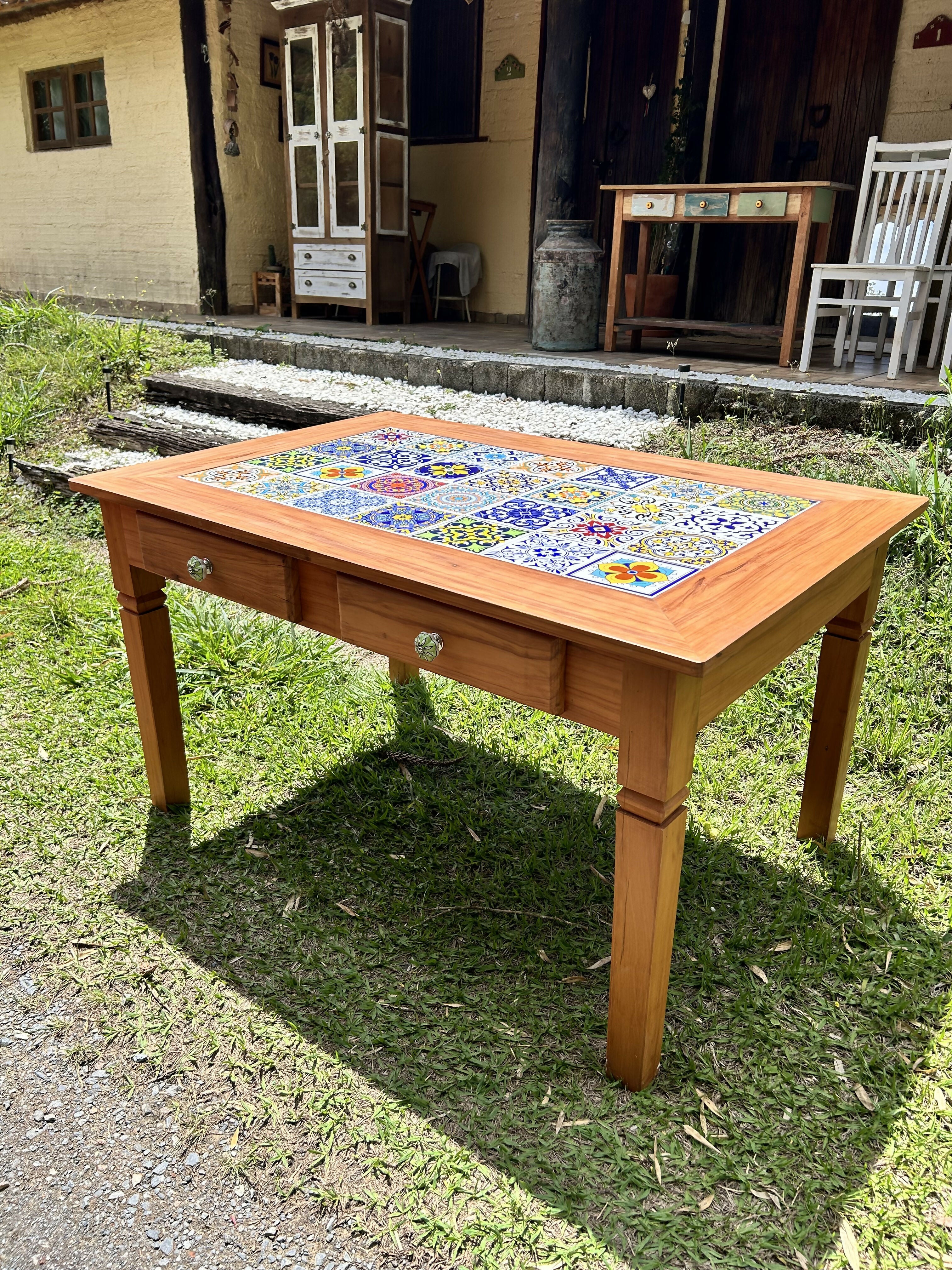 Mesa com azulejos
