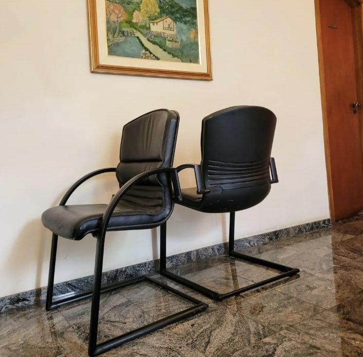 Cadeira GIROFLEX anos 80 em aço e couro preto