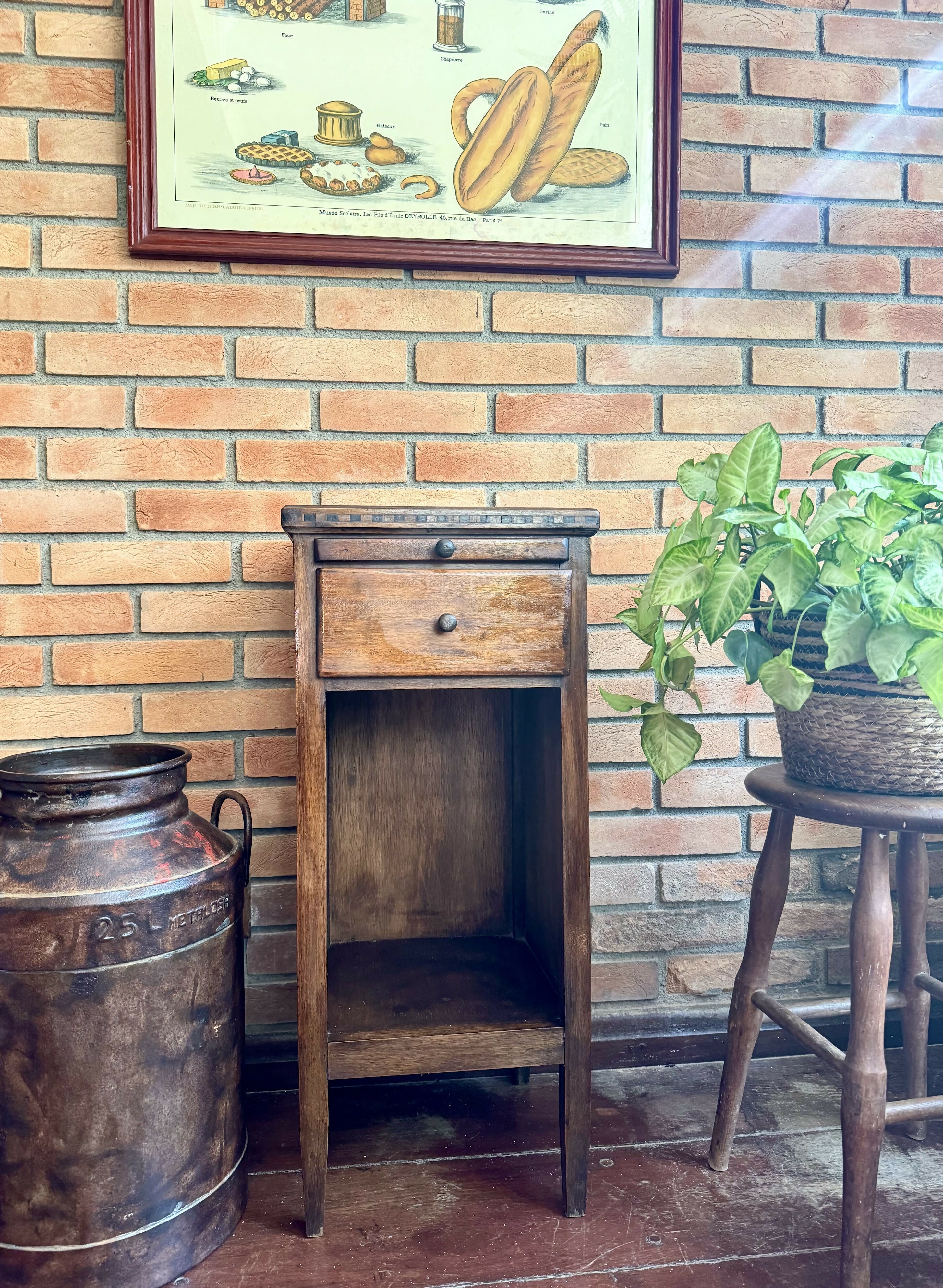 Mesinha de Canto e linda madeira e marchetaria