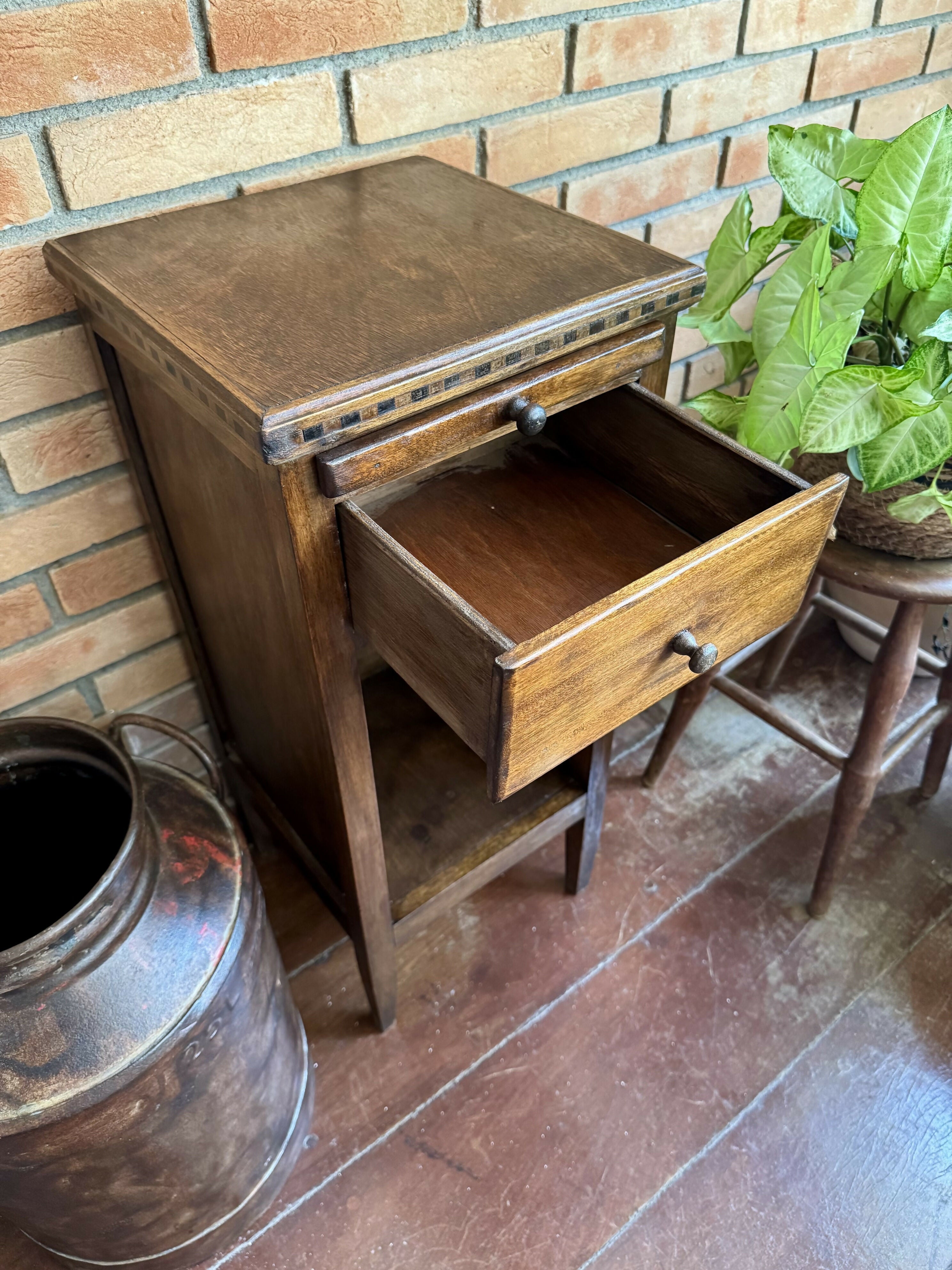 Mesinha de Canto e linda madeira e marchetaria