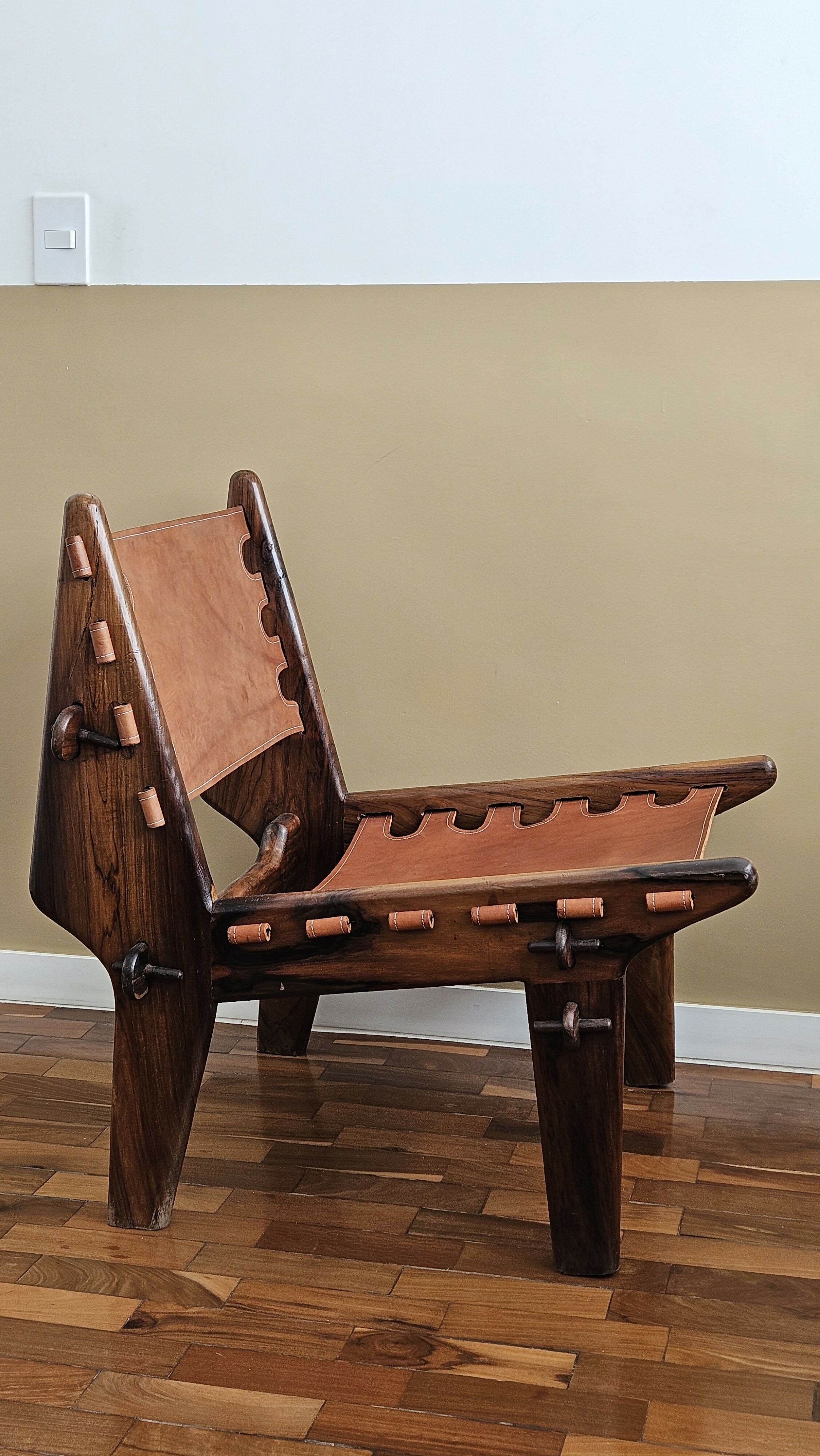 Poltrona Safari, designer Angel Pasmino, design dos anos 60 retrô em madeira e couro