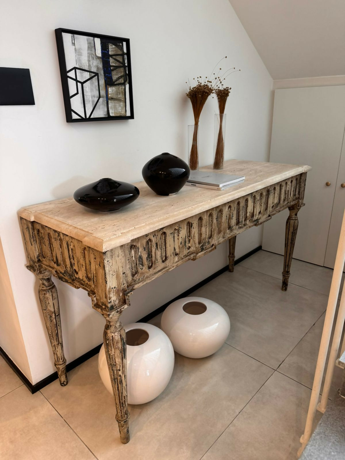 Aparador em madeira com tampo de mármore travertino