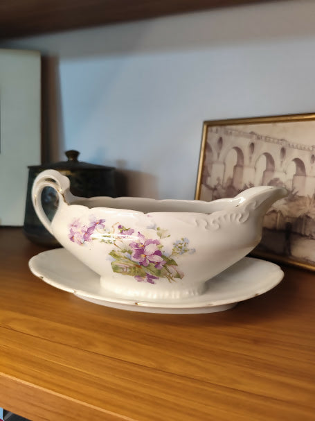 Molheira em porcelana com flores lilás, detalhes em dourado e prato fixo