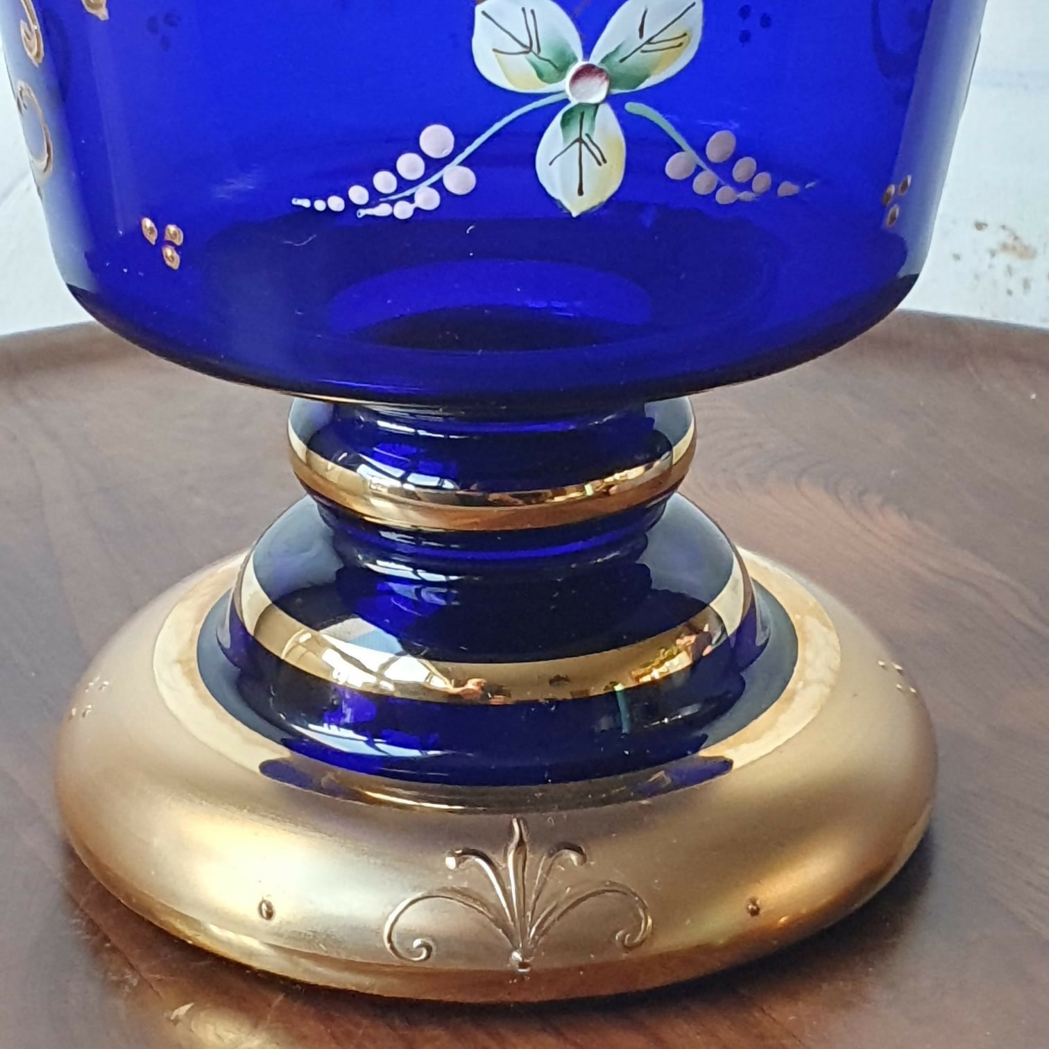 Vaso balaustrado em cristal tcheco azul cobalto com dourações