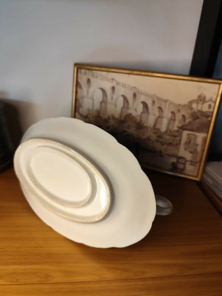 Molheira em porcelana com flores lilás, detalhes em dourado e prato fixo