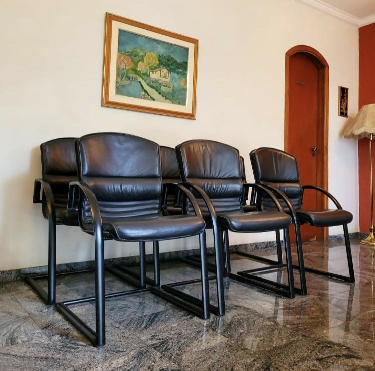 Cadeira GIROFLEX anos 80 em aço e couro preto