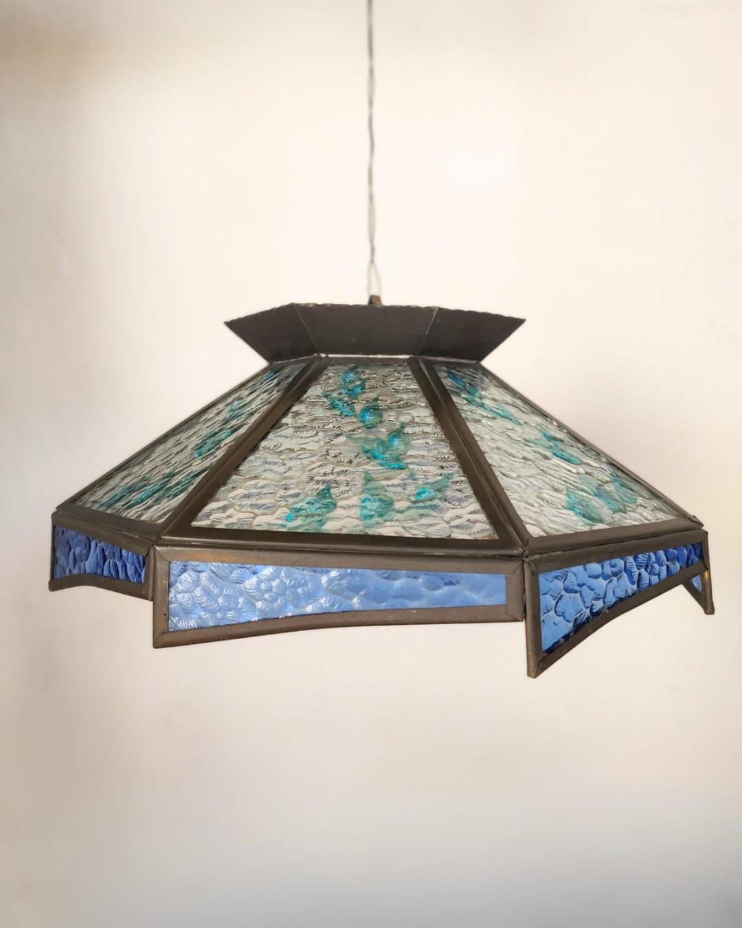 Antiga Luminária anos 60 em metal e vidro texturizado (azul e transparente)