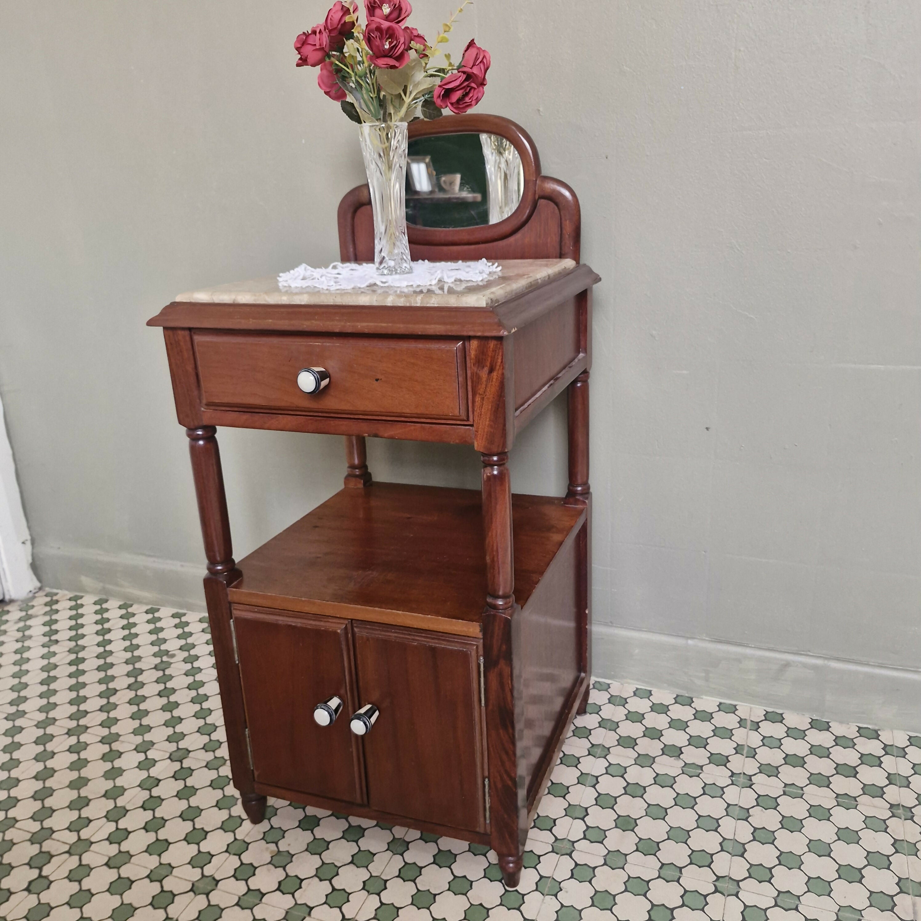 Mesa de cabeceira ou apoio com espelho e mármore