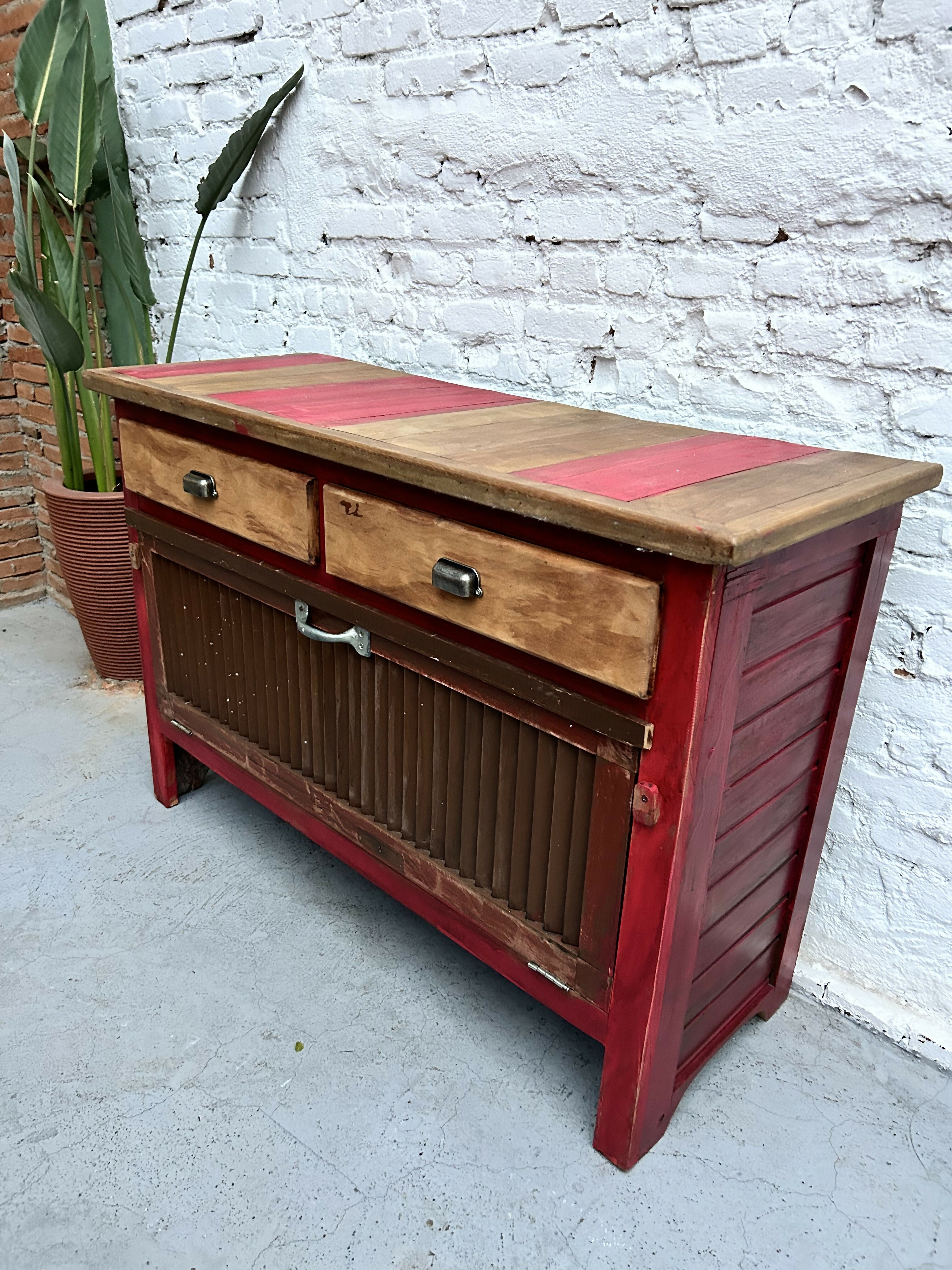 Buffet Upcycling com janela persiana
